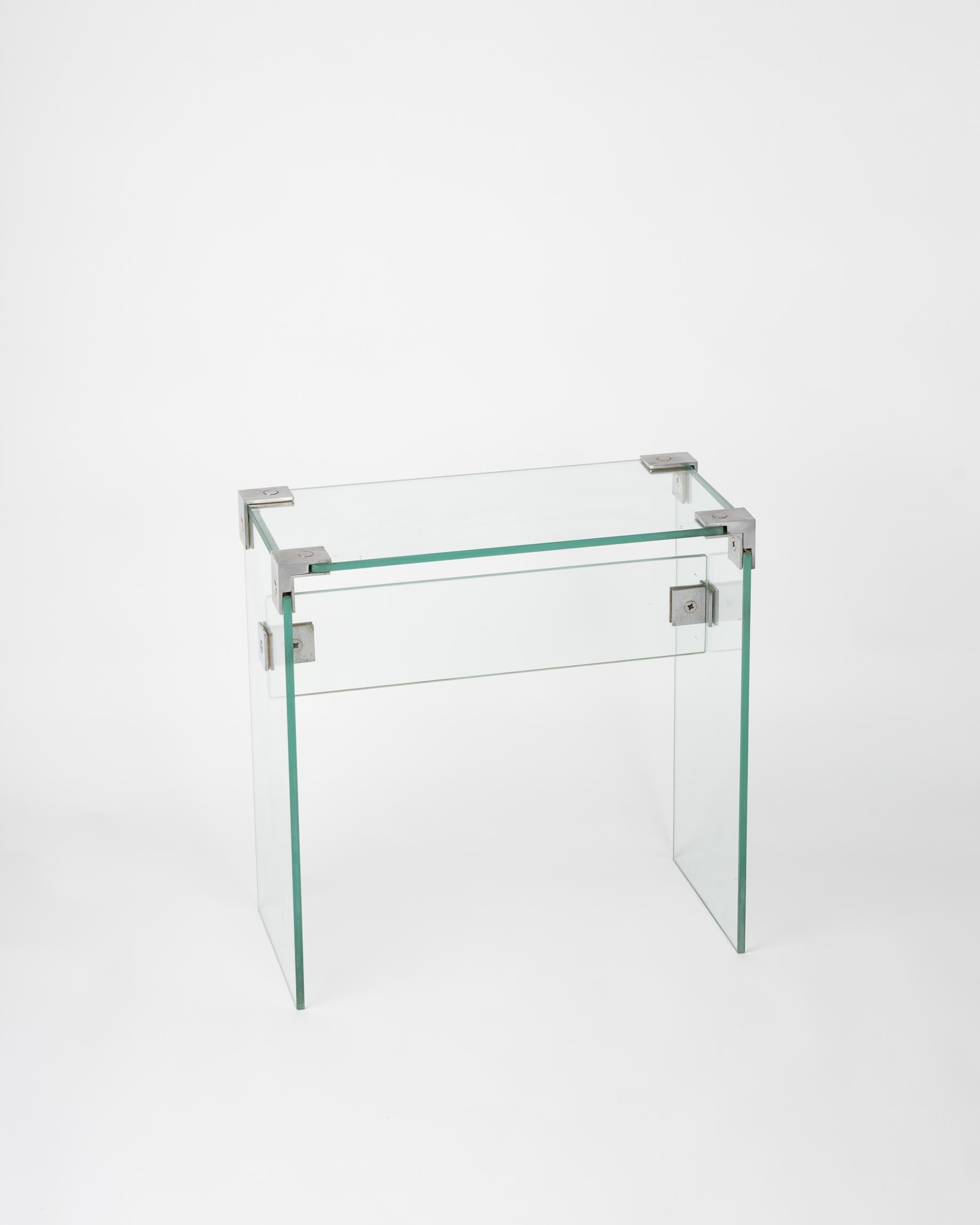 Seltener Beistelltisch aus Glas von dem ikonischen französischen Avantgarde-Designer Jacques Dumond.
Glieder aus rostfreiem Stahl.
Dieser Tisch wird von Frankreich aus versandt.
Der Preis beinhaltet weder den Versand noch eventuelle Zollgebühren.