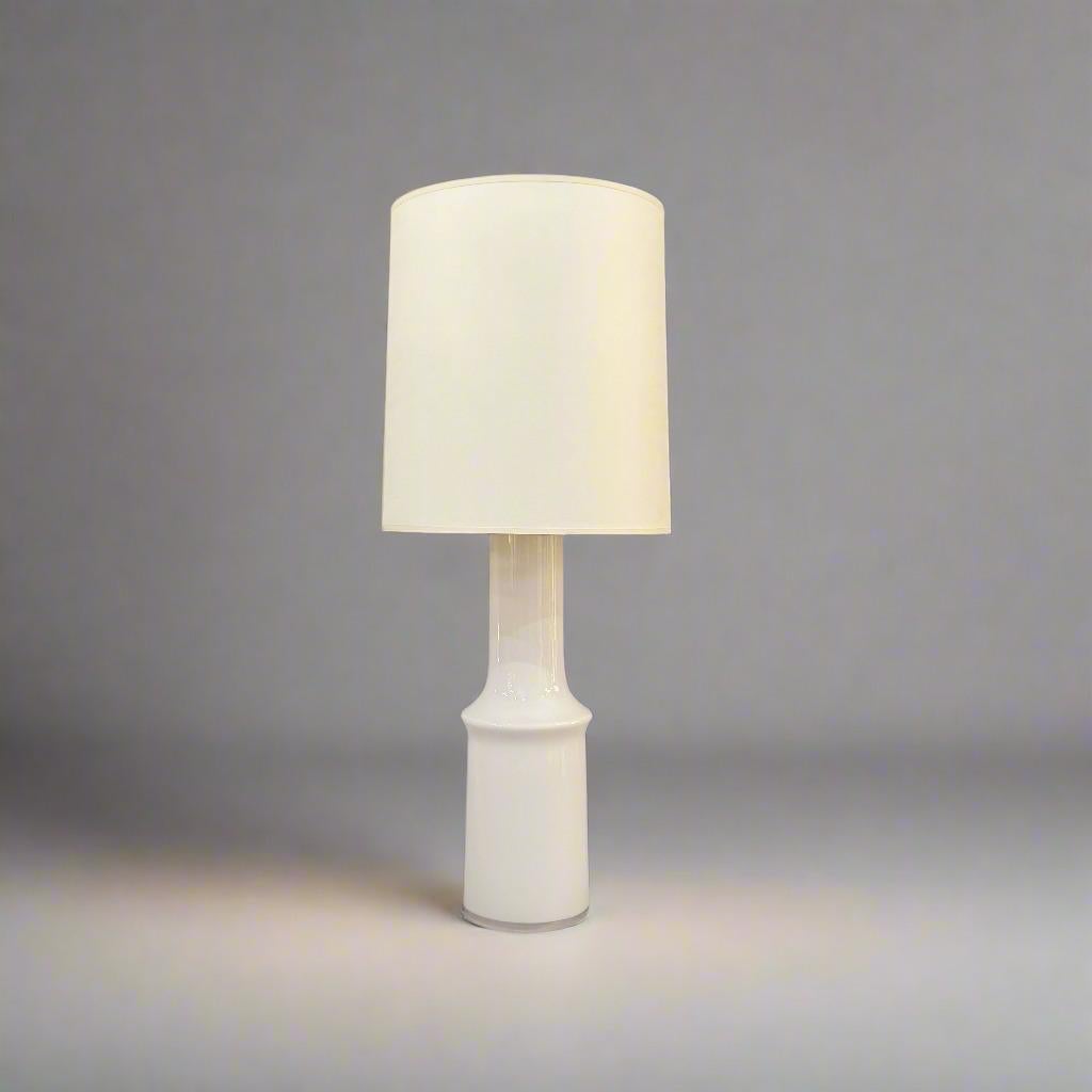 Lampe de table unique en verre moderniste conçue par Gert Nystrom pour Hyllinge Glassworks.
Verre blanc avec raccords en nickel.
