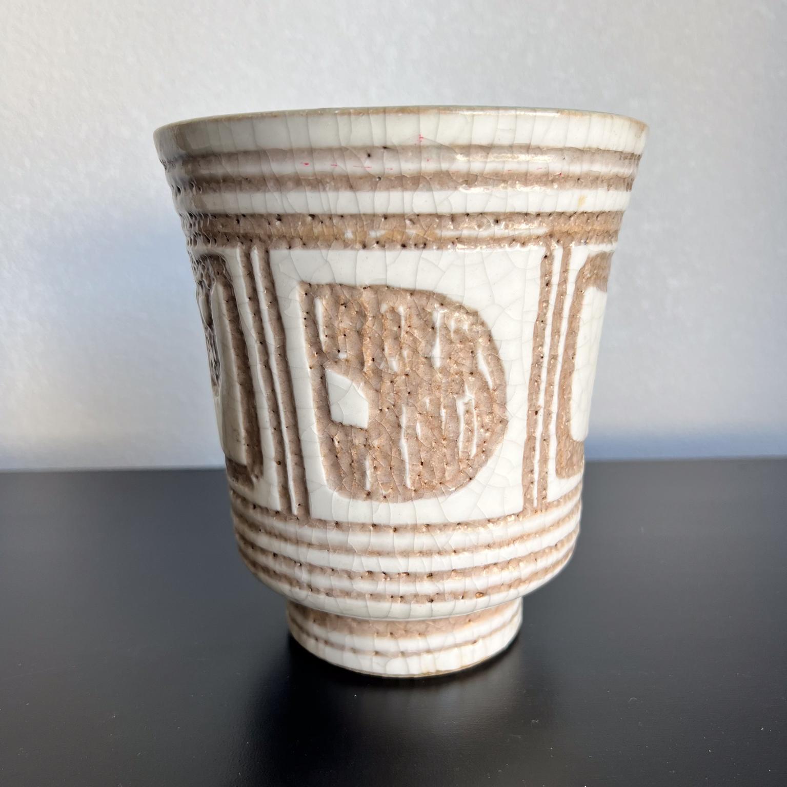 Fioriera in ceramica italiana (piccola) con finitura smaltata.
Toni di terra chiari. Finitura screpolata
Senza segno.
5,63 diametro superiore x 6,25 h.
Usato d'epoca
Fai riferimento alle immagini