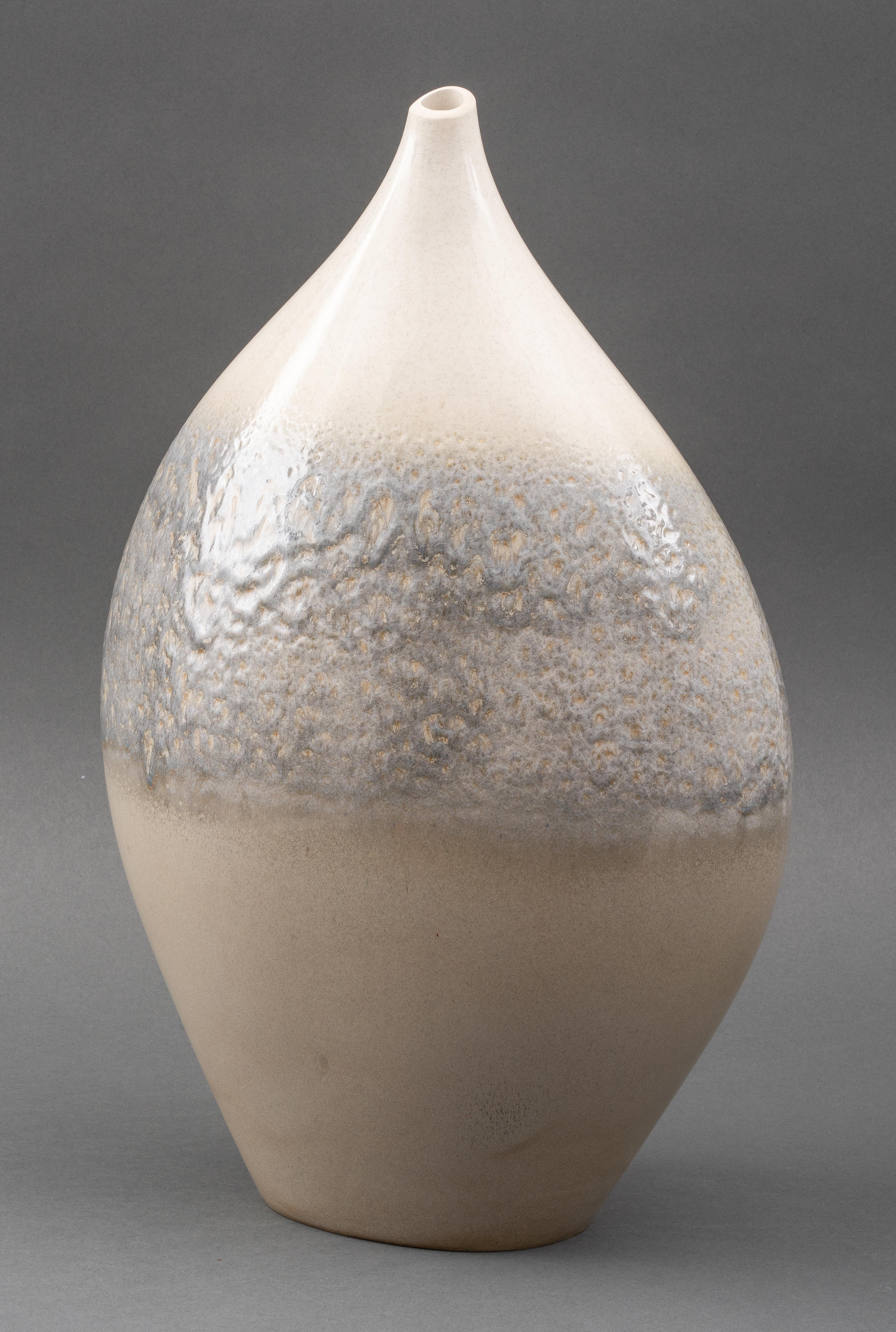 Moderne modernistische Vase aus glasierter Keramik, möglicherweise spanisch oder portugiesisch, mit cremefarbenen und grauen ombre-strukturierten Glasuren. 
Maße: 20,5