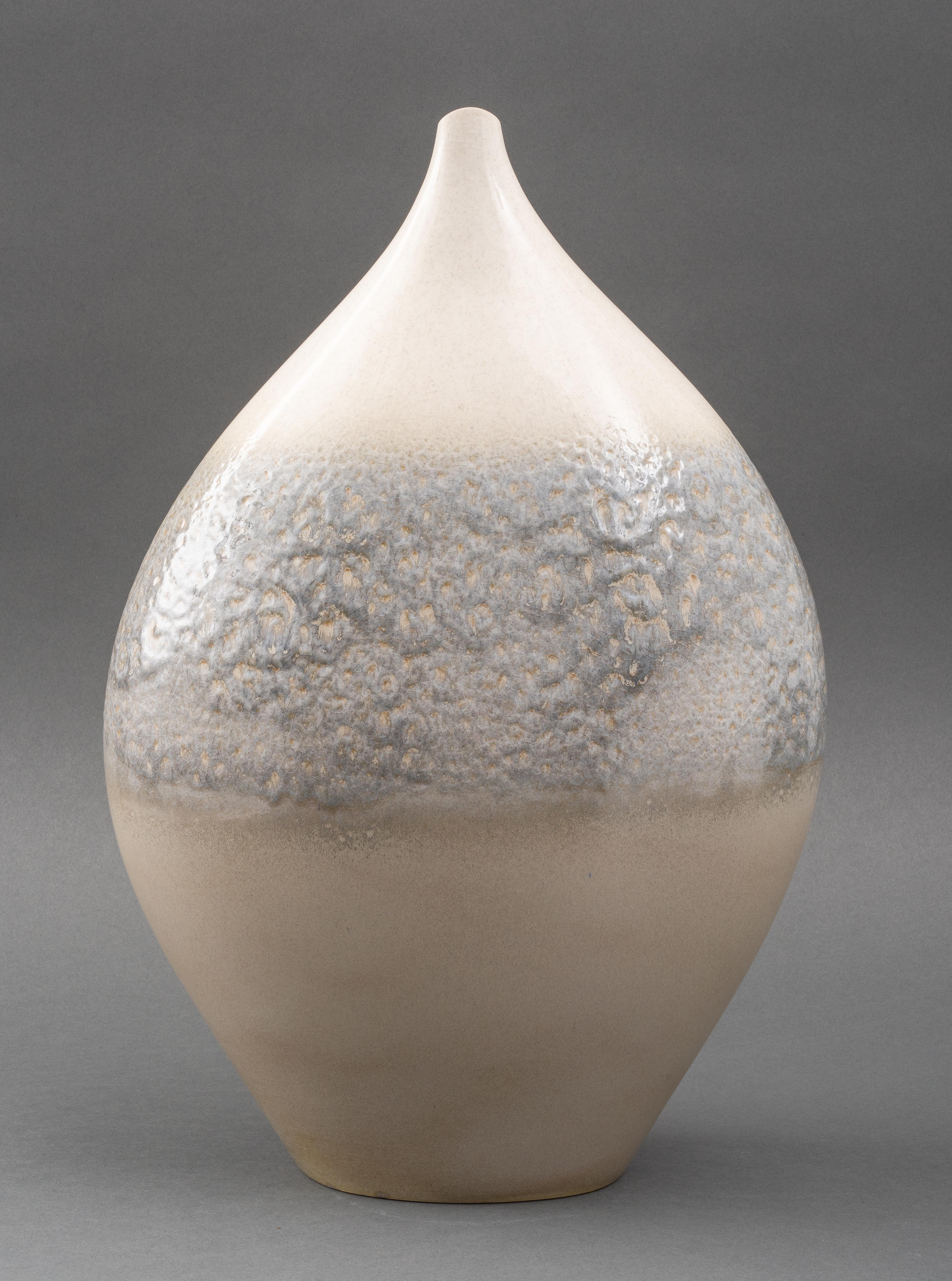 Vase aus glasierter Keramik im Stil der Moderne im Zustand „Gut“ im Angebot in New York, NY