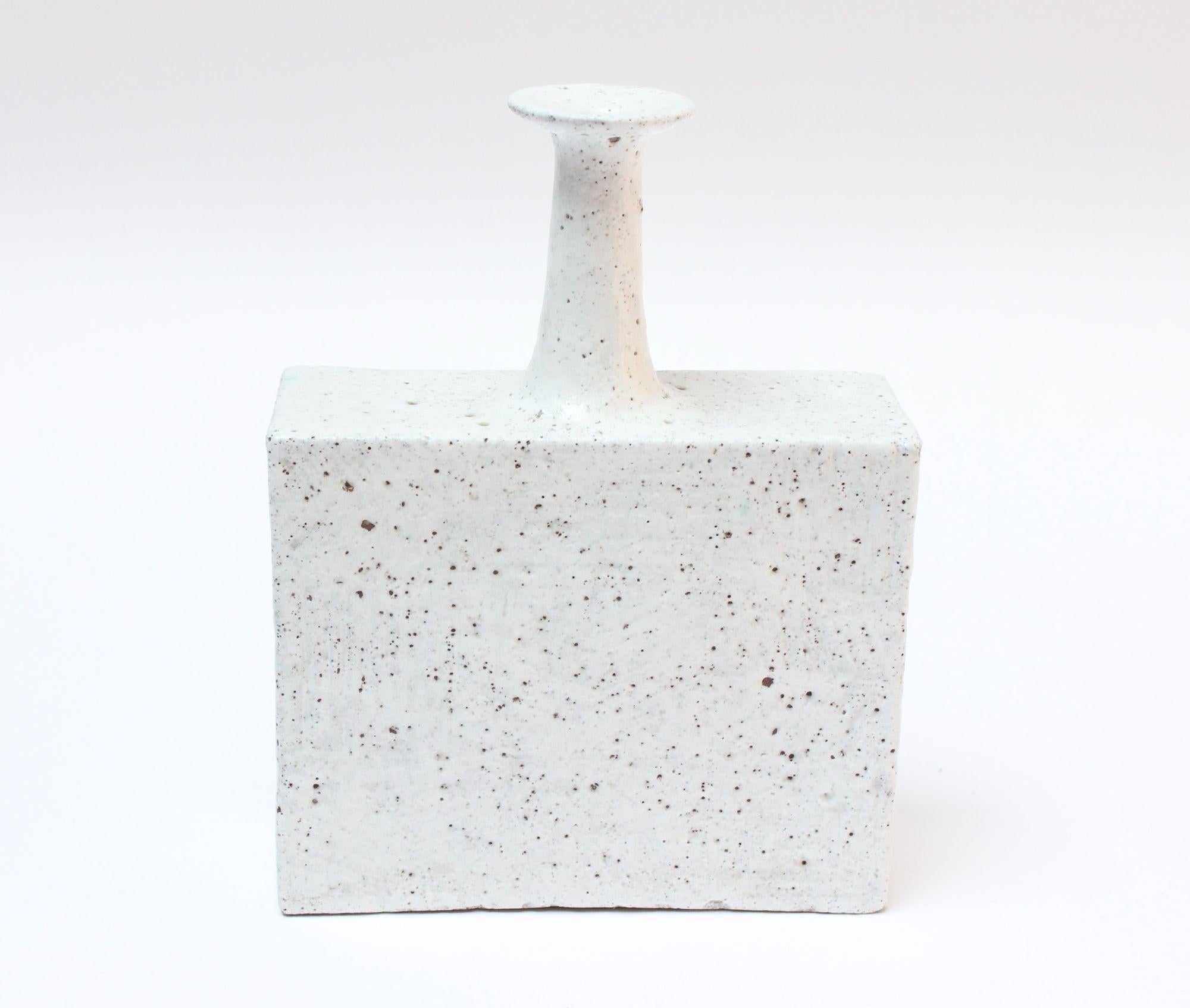 Modernistische Vase aus glasiertem Steingut von Bruno Gambone (Moderne der Mitte des Jahrhunderts) im Angebot