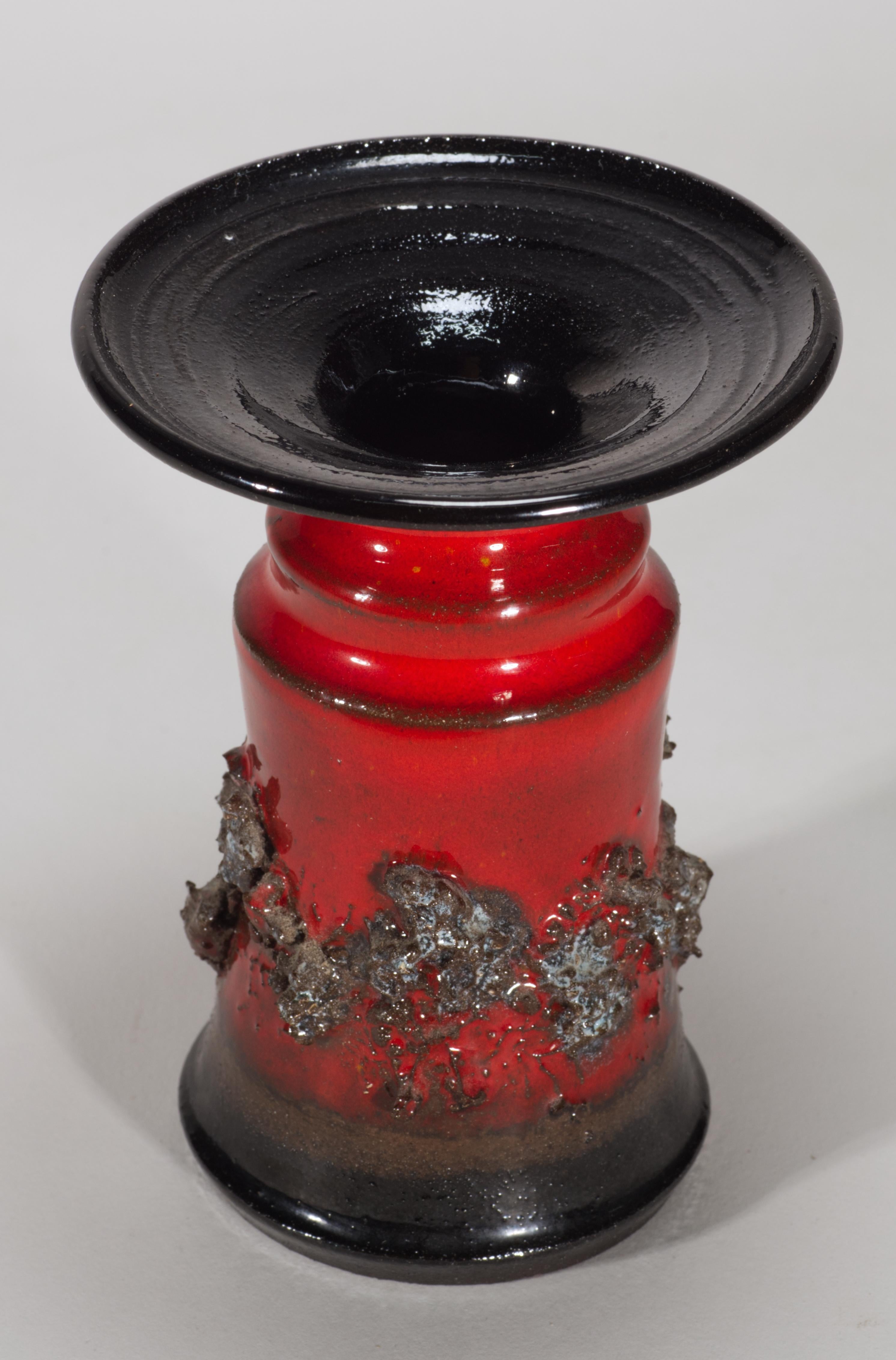 Mid-Century moderno Vaso per boccioli in ceramica con texture di lava modernista di Glit Iceland in vendita