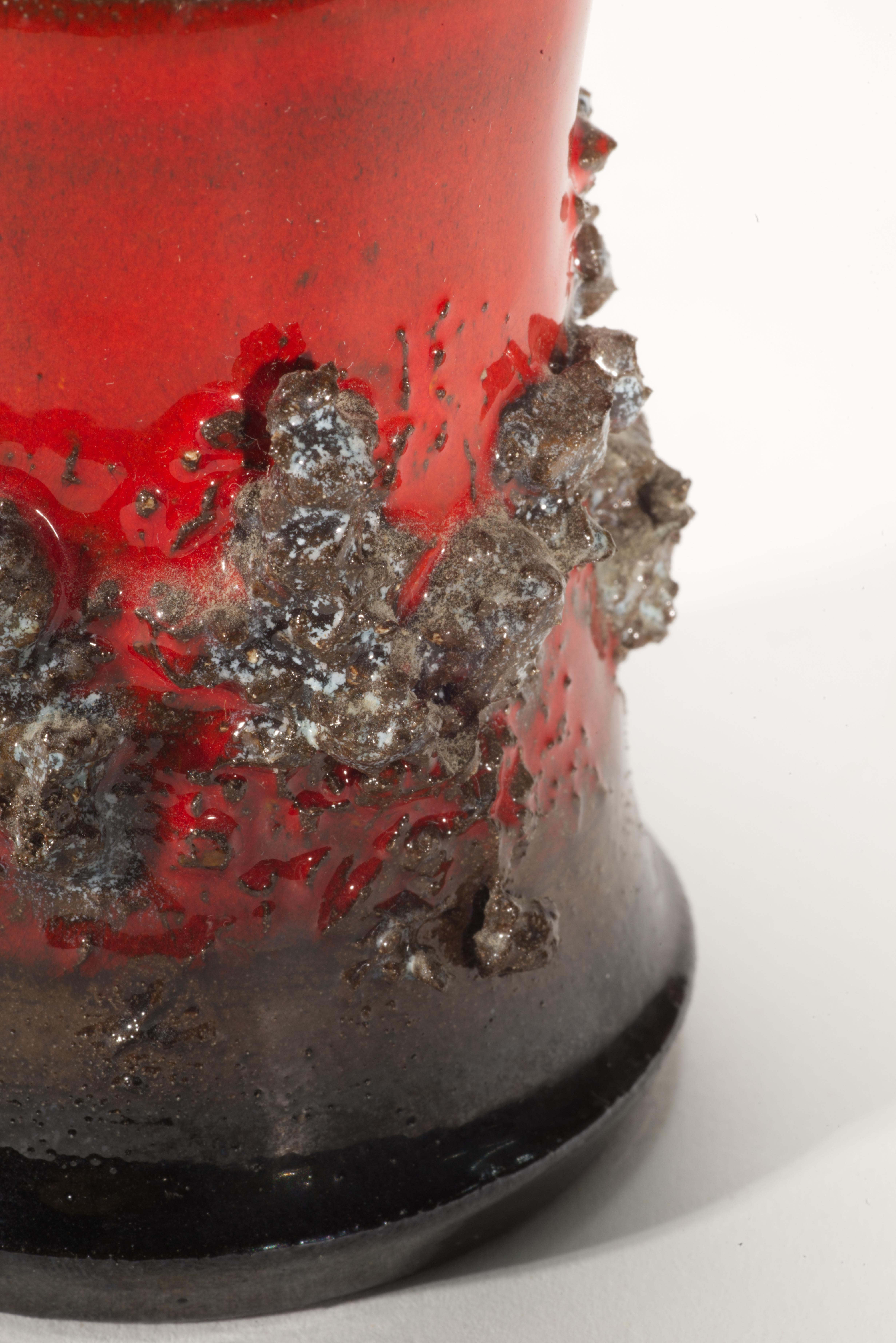 Vaso per boccioli in ceramica con texture di lava modernista di Glit Iceland in vendita 1