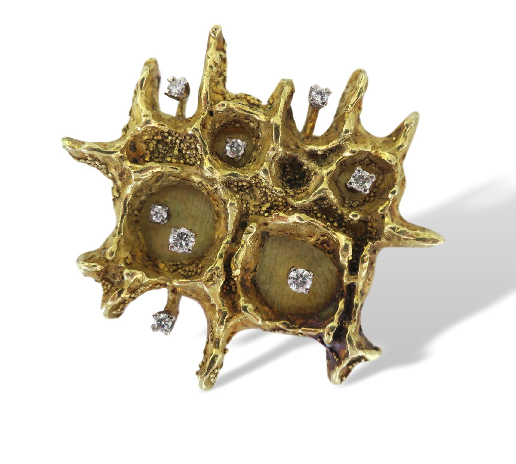 Moderne Halskette aus der Mitte des Jahrhunderts mit einer abstrakten Goldplakette. Die abstrakt gestaltete 1 1/2 Zoll große Goldbrosche mit 8 runden weißen Diamanten an einer abnehmbaren 13 1/2-strängigen Keshi-Perlenkette ist dreidimensional und