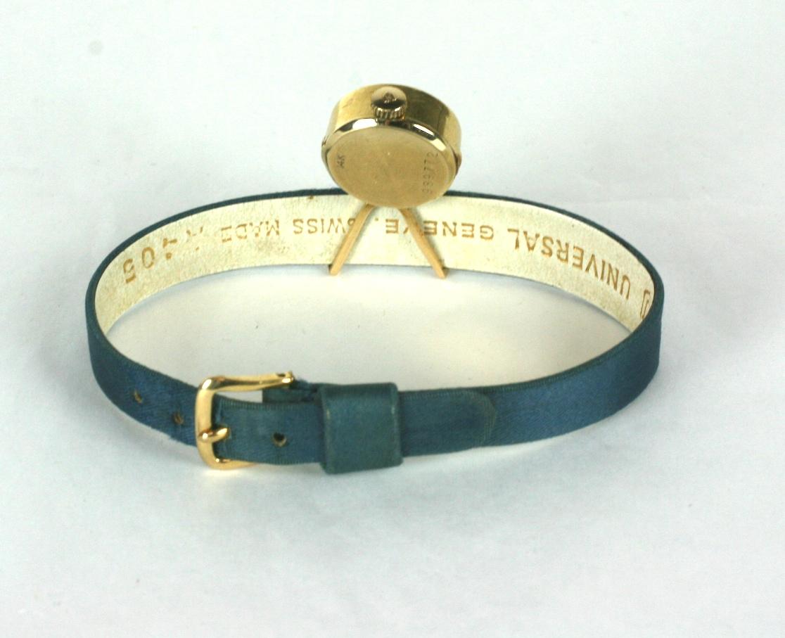 Montre moderniste en or 14k, Universal Geneve sur bracelet en satin. Design de l'ère spatiale avec une montre flottant sur le côté du bracelet. suisse des années 1970.
1