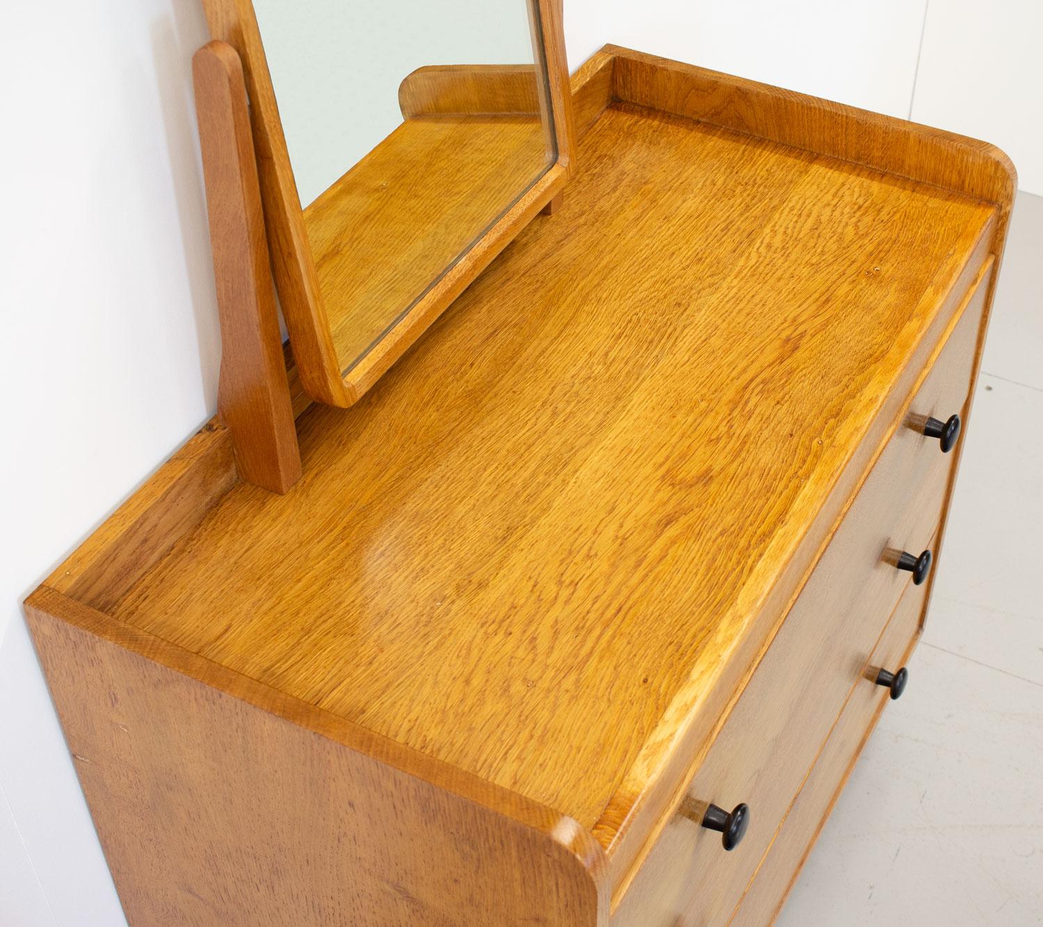 Modernist Art Deco style oak dressing table designed by David Booth in 1949 for Gordon Russell. As well as Gordon Russell being one of the leading UK designers and manufacturers during the early to mid 20th century he also nurtured many other young