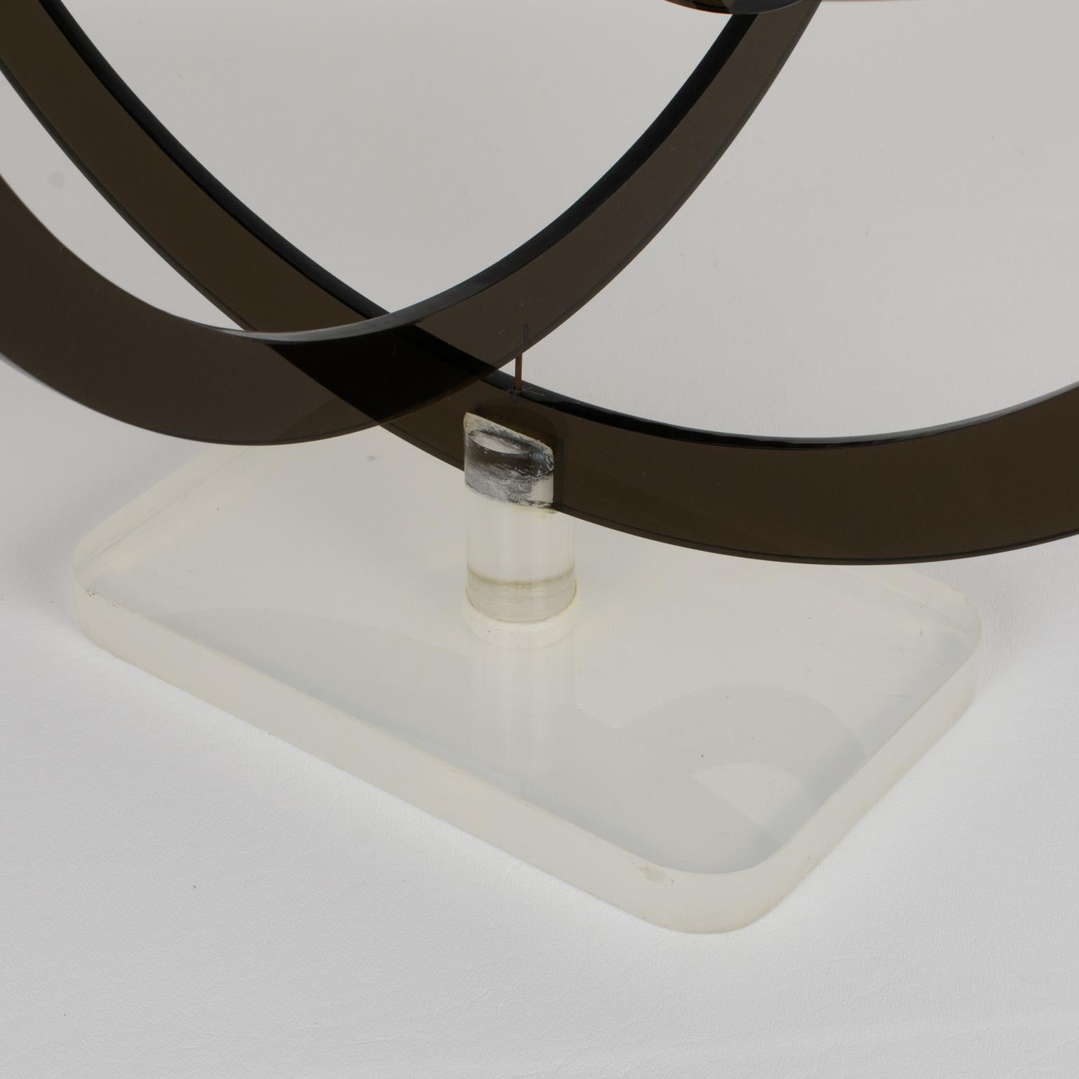 Astrolabio Modernista Escultura Orbita Celeste Cinética de Lucite Gris, circa 1970 finales del siglo XX en venta