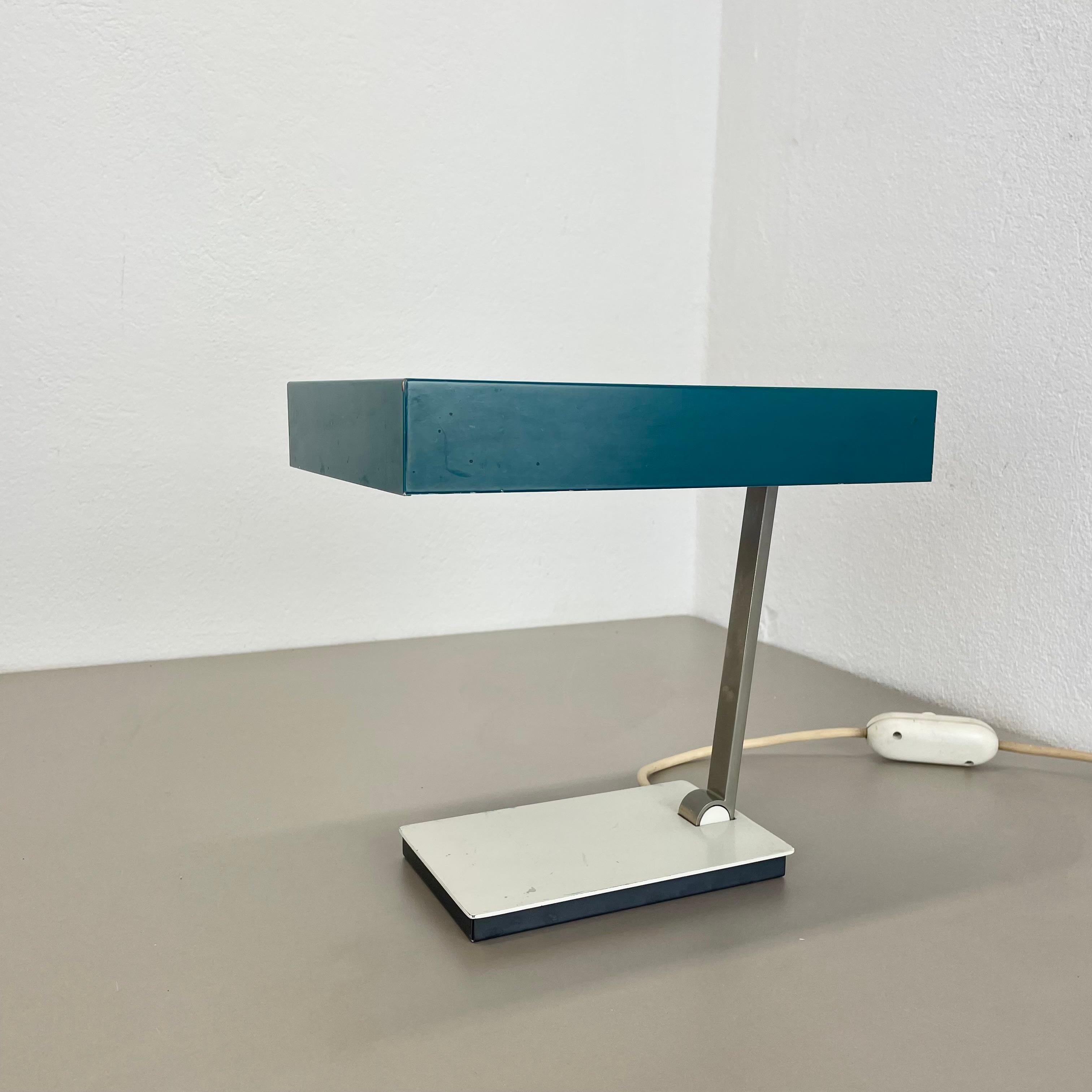 Articolo:

Luce da tavolo


Produttore:

Kaiser Leuchten, Germania


Origine:

Germania



Età:

1970s






Questa lampada da tavolo degli anni '70 è stata realizzata da Kaiser Leuchten in Germania. La lampada è realizzata in metallo massiccio. Il