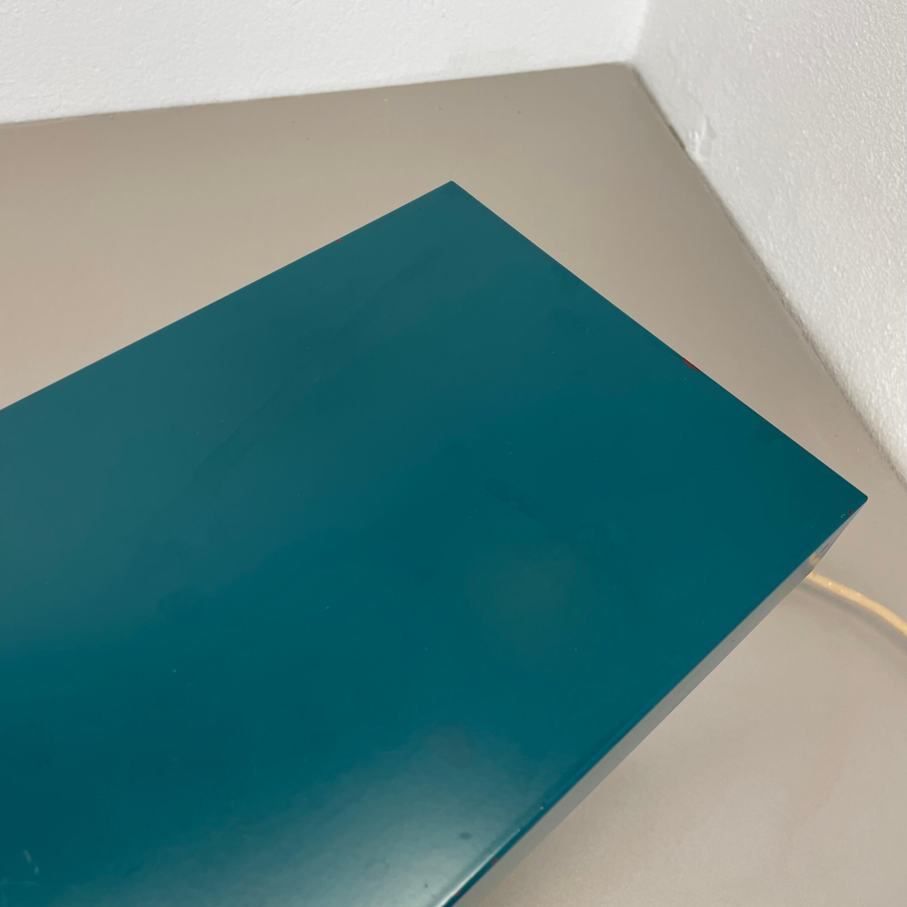 XX secolo Lampada da tavolo cubica Sputnik verde modernista Kaiser Leuchten Lights, Germania, anni '70 in vendita