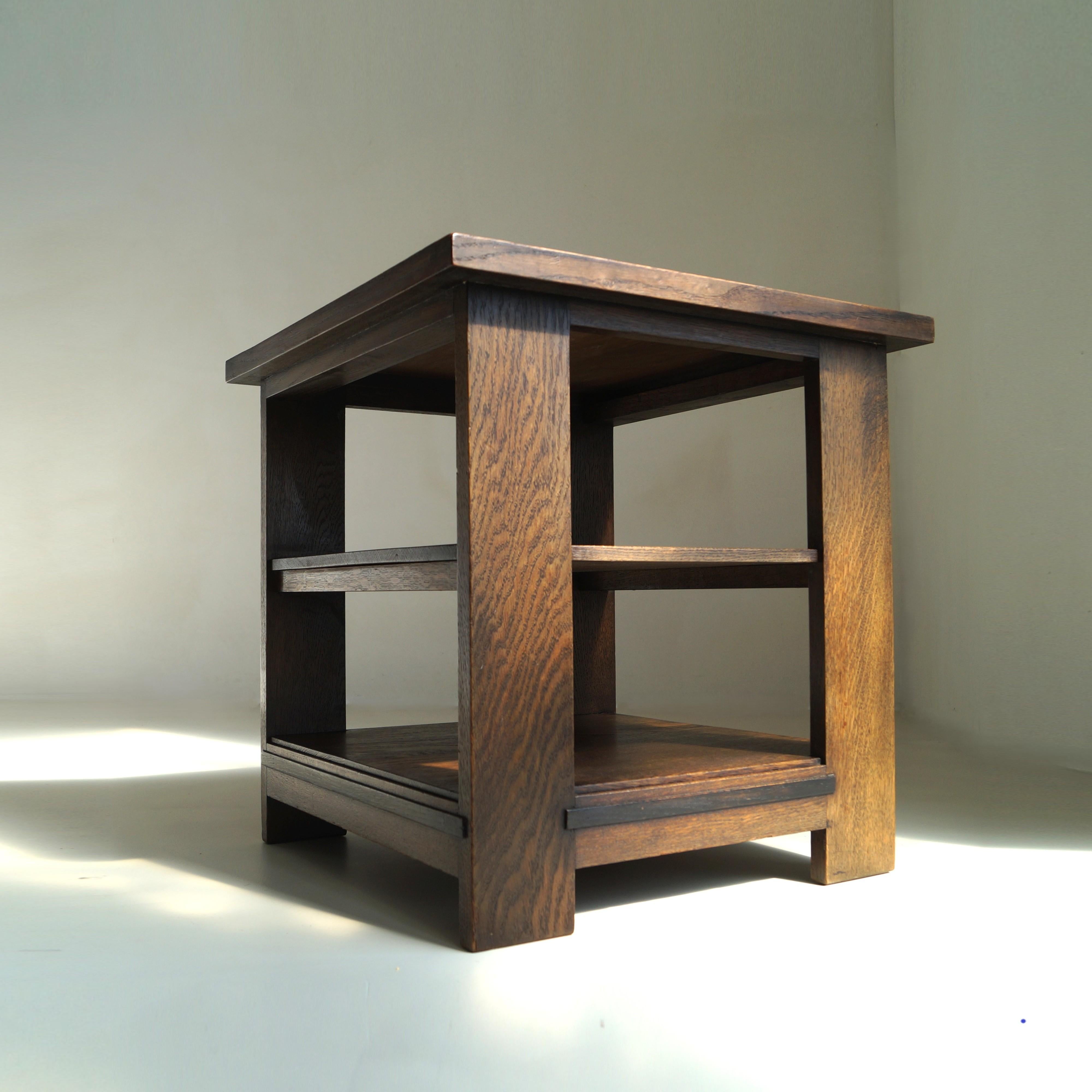 Table d'appoint moderniste à trois niveaux de l'école de Haagse par L.O.V. Oosterbeek, années 1920 Bon état - En vente à EVERDINGEN, NL
