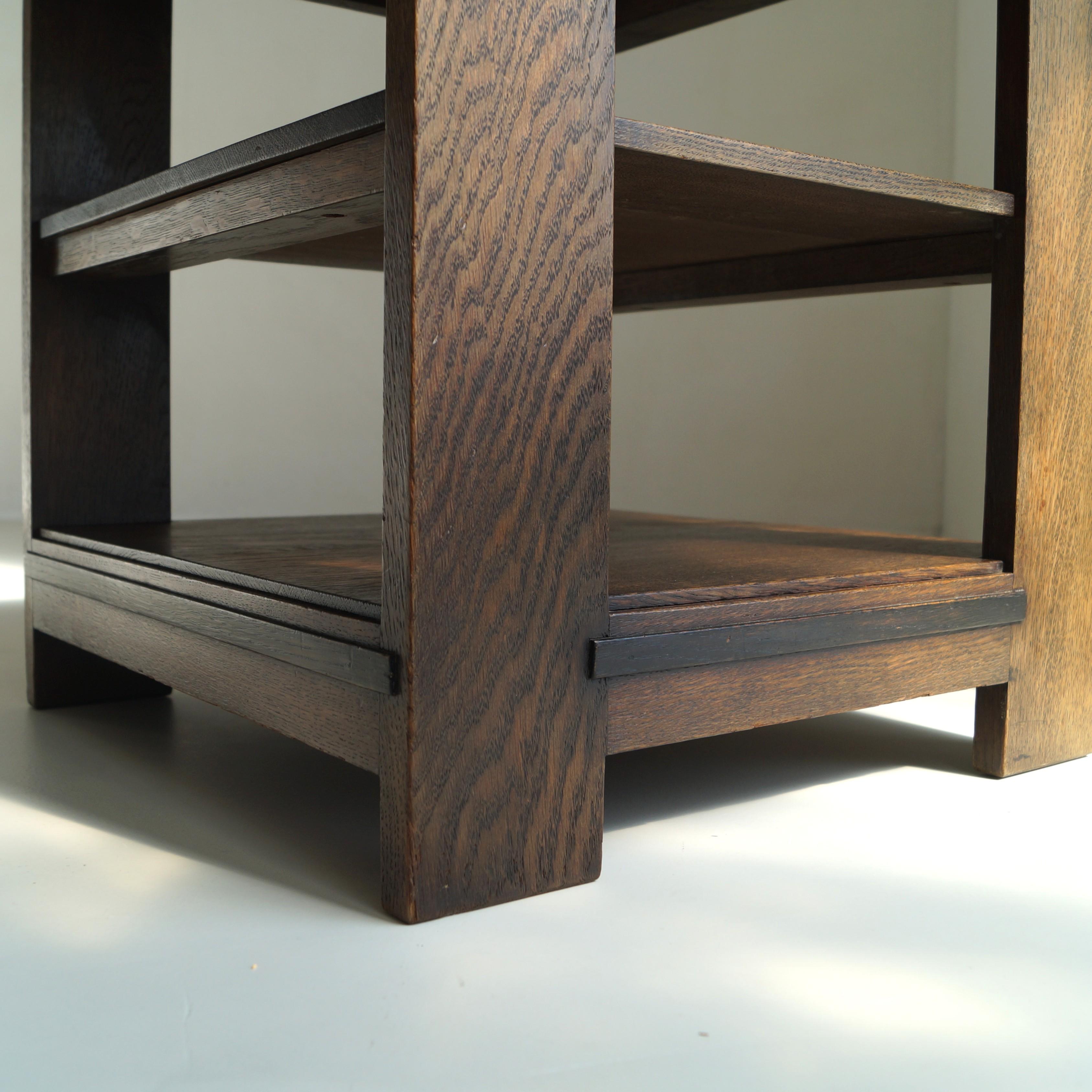 Début du 20ème siècle Table d'appoint moderniste à trois niveaux de l'école de Haagse par L.O.V. Oosterbeek, années 1920 en vente
