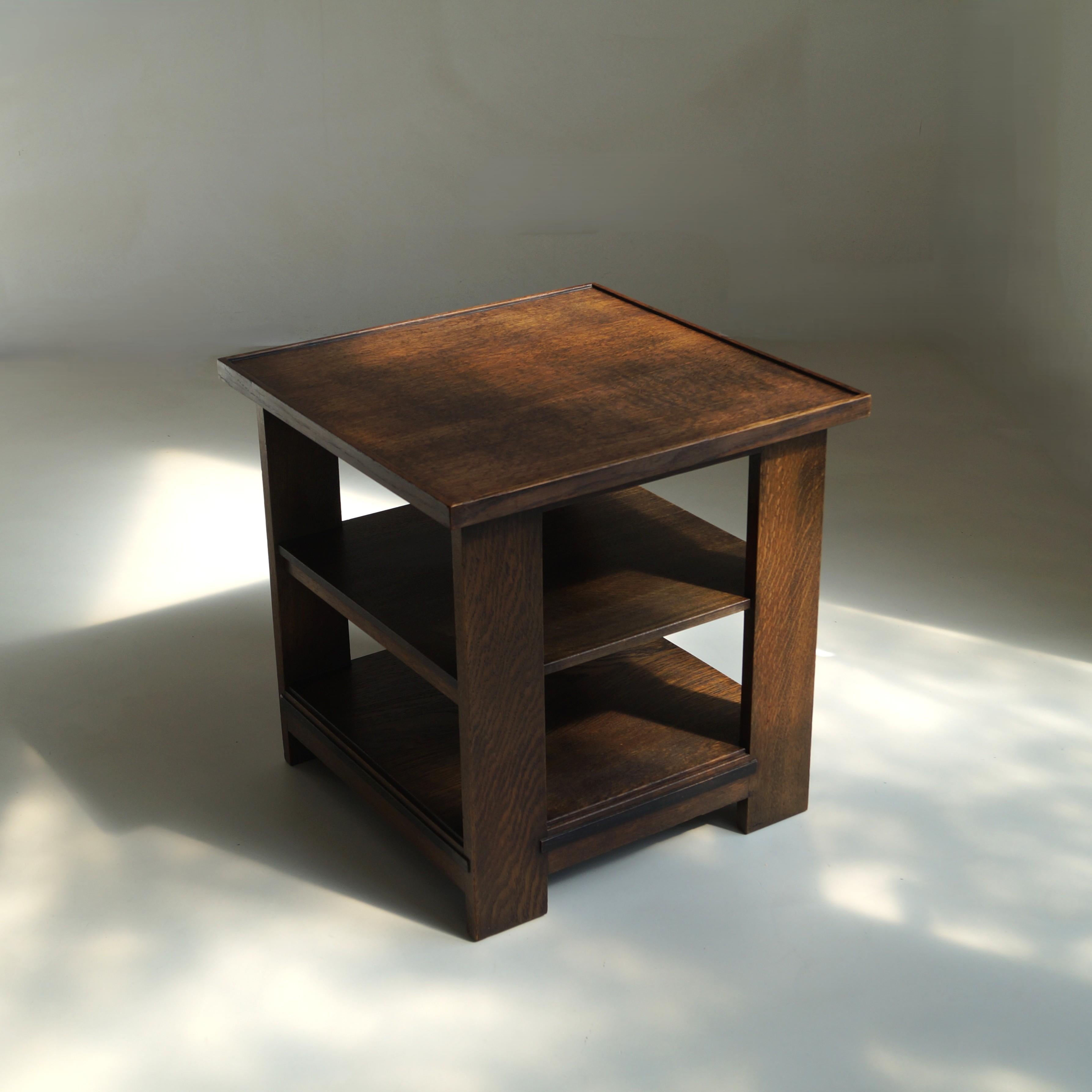 Chêne Table d'appoint moderniste à trois niveaux de l'école de Haagse par L.O.V. Oosterbeek, années 1920 en vente