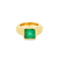 Modernist Hammer Ring 18K Yellow Gold, Colombian Emerald (4.30 Carats)