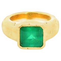 Modernist Hammer Ring 18K Yellow Gold, Colombian Emerald (4.30 Carats)