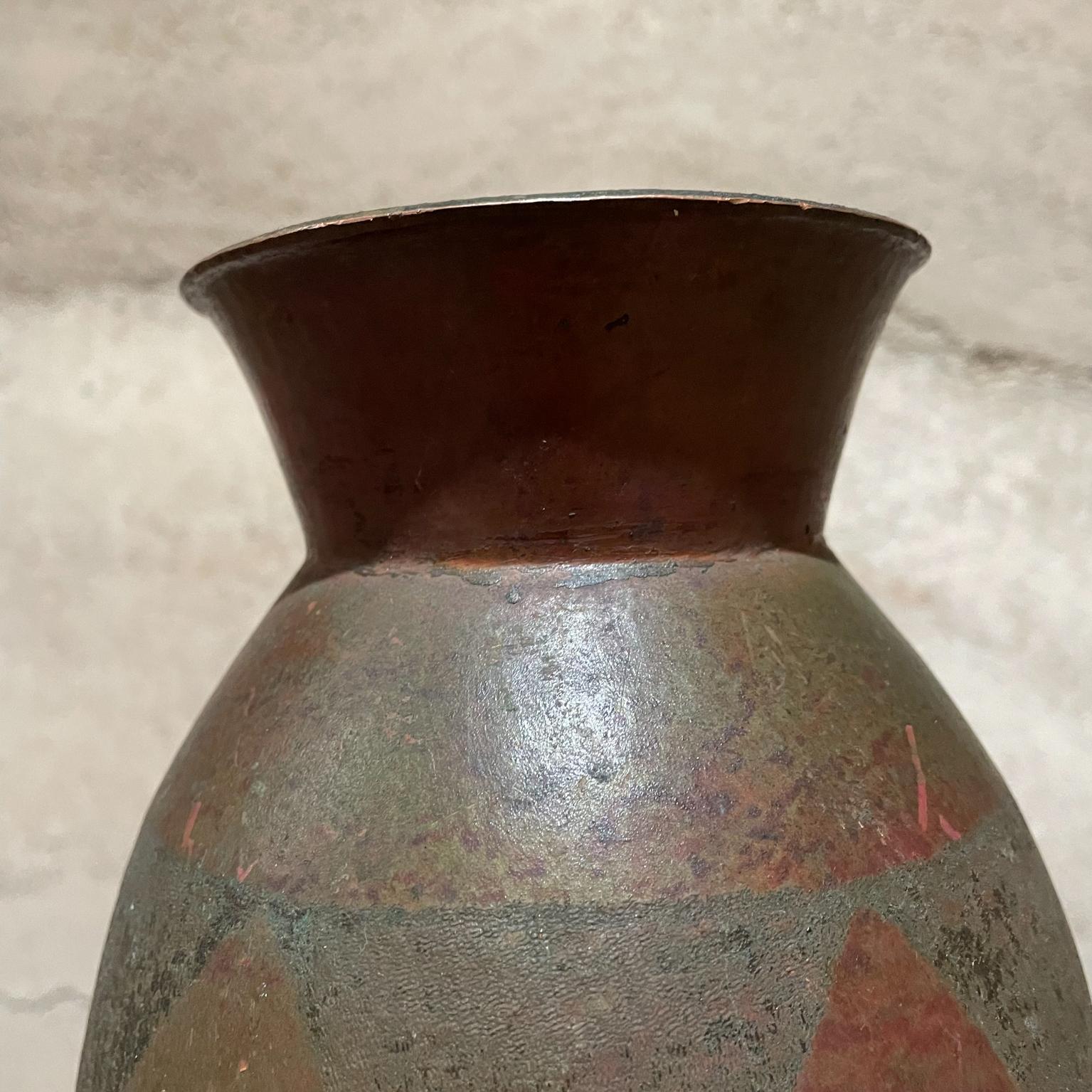 Modernist handmade hammered copper vase from Santa Clara del Cobre, Michoacan, MEXICO
Santa Clara del Cobre is a small magical town in Michoacan, Mexico- famous for its copper. Cobre means copper!
Artisan Hand Crafted handmade designed copper.