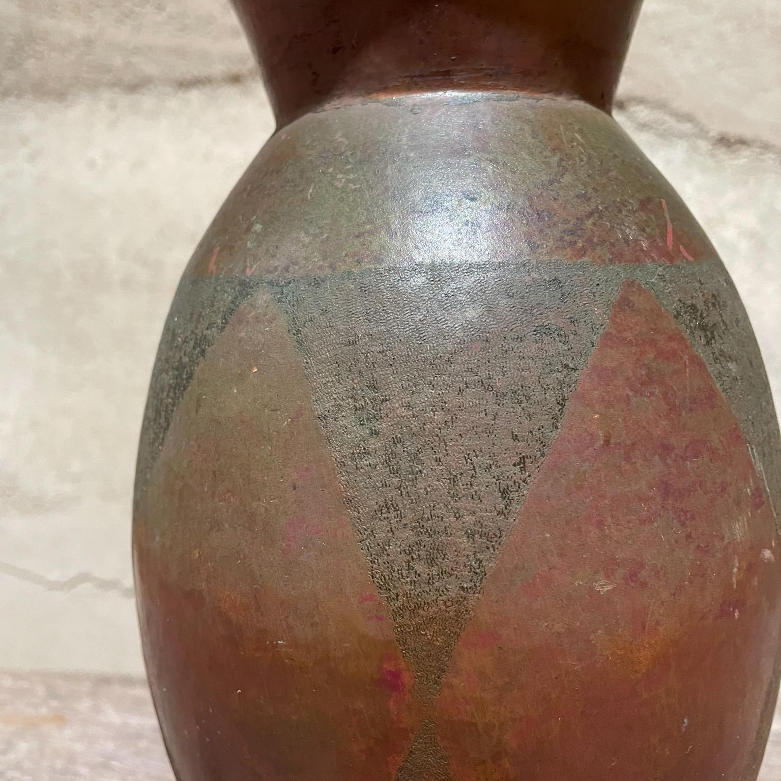 Mid-Century Modern Vase moderniste en cuivre martelé au design géométrique Santa Clara del Cobre Mexique en vente