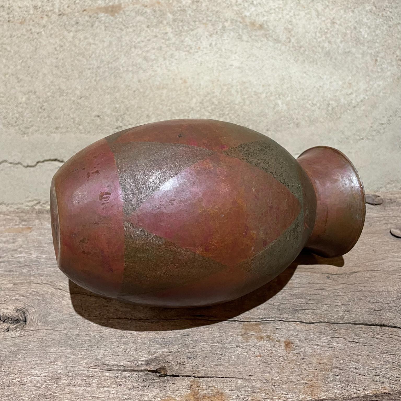 Jarrón de cobre artesanal de los años 70 Santa Clara del Cobre finales del siglo XX en venta