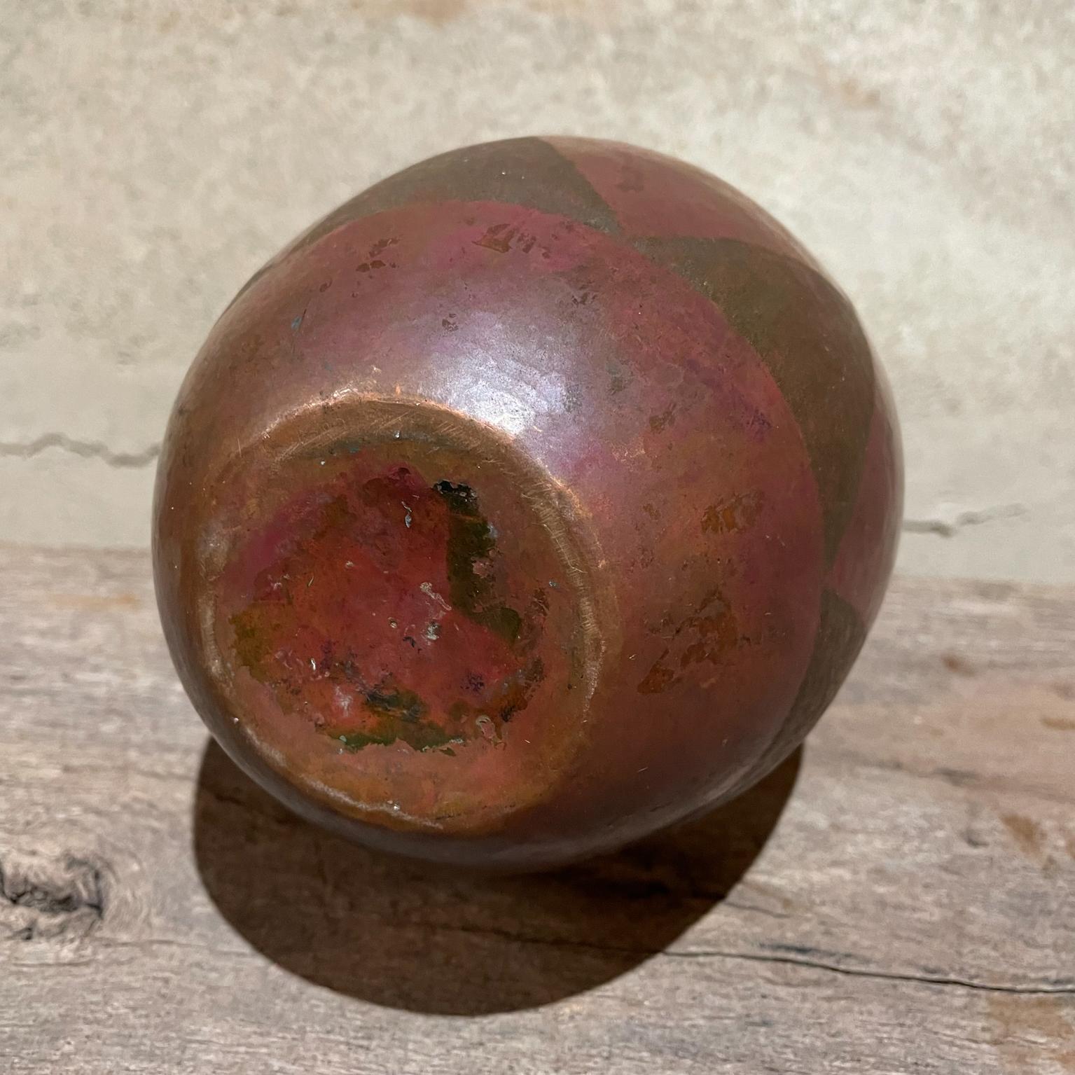 Cuivre Vase moderniste en cuivre martelé au design géométrique Santa Clara del Cobre Mexique en vente