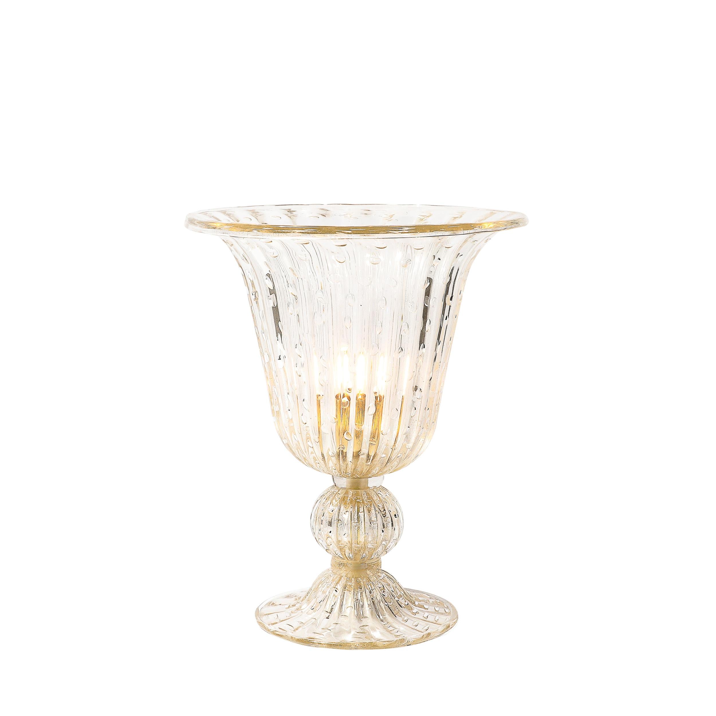 Este par de lámparas de sobremesa modernistas muestra el excepcional arte e innovación sinónimos de la cristalería de Murano. Sopladas a mano hasta la perfección, cada lámpara presenta una impresionante forma clásica que irradia elegancia y