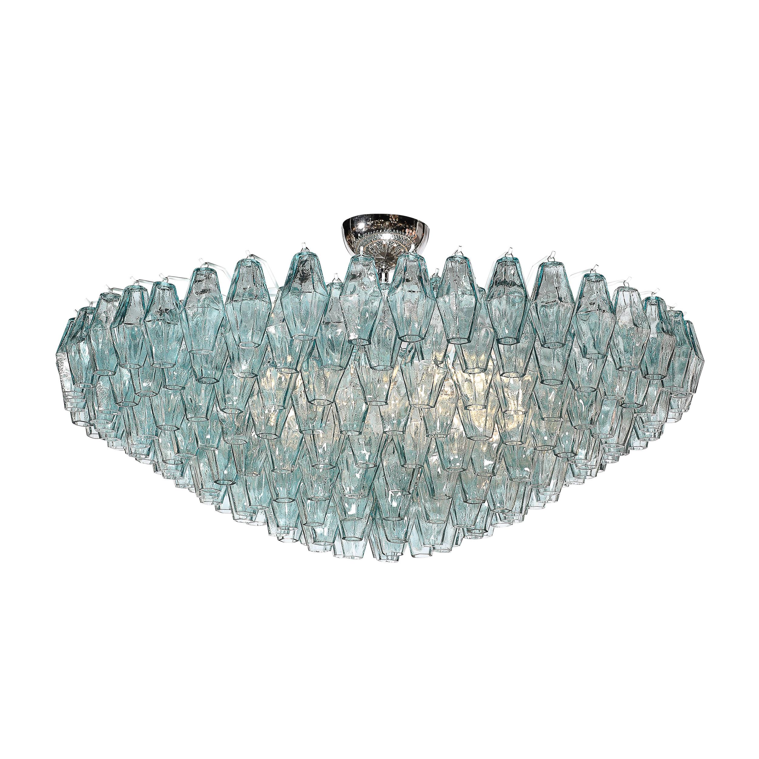 Ce lustre exquis en verre de Murano, fabriqué à la manière de Venini, a été soufflé à la main sur la célèbre île de Murano, en Italie, connue pour sa production de verre exceptionnelle. La pièce présente une disposition étonnante d'ombres