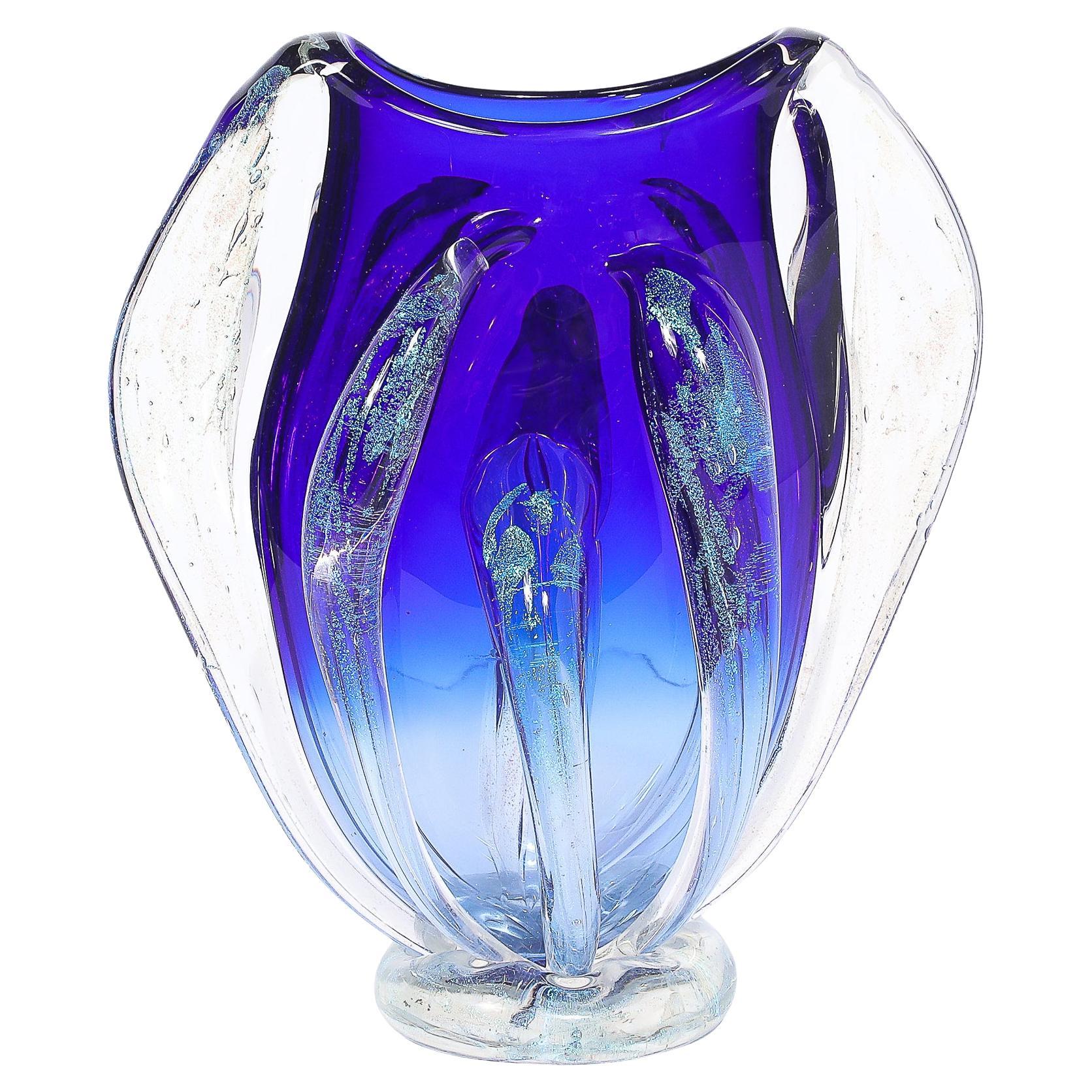 Modernistische Vase aus mundgeblasenem Kunstglas in Kobalt und Ultramarin signiert Will Dexter