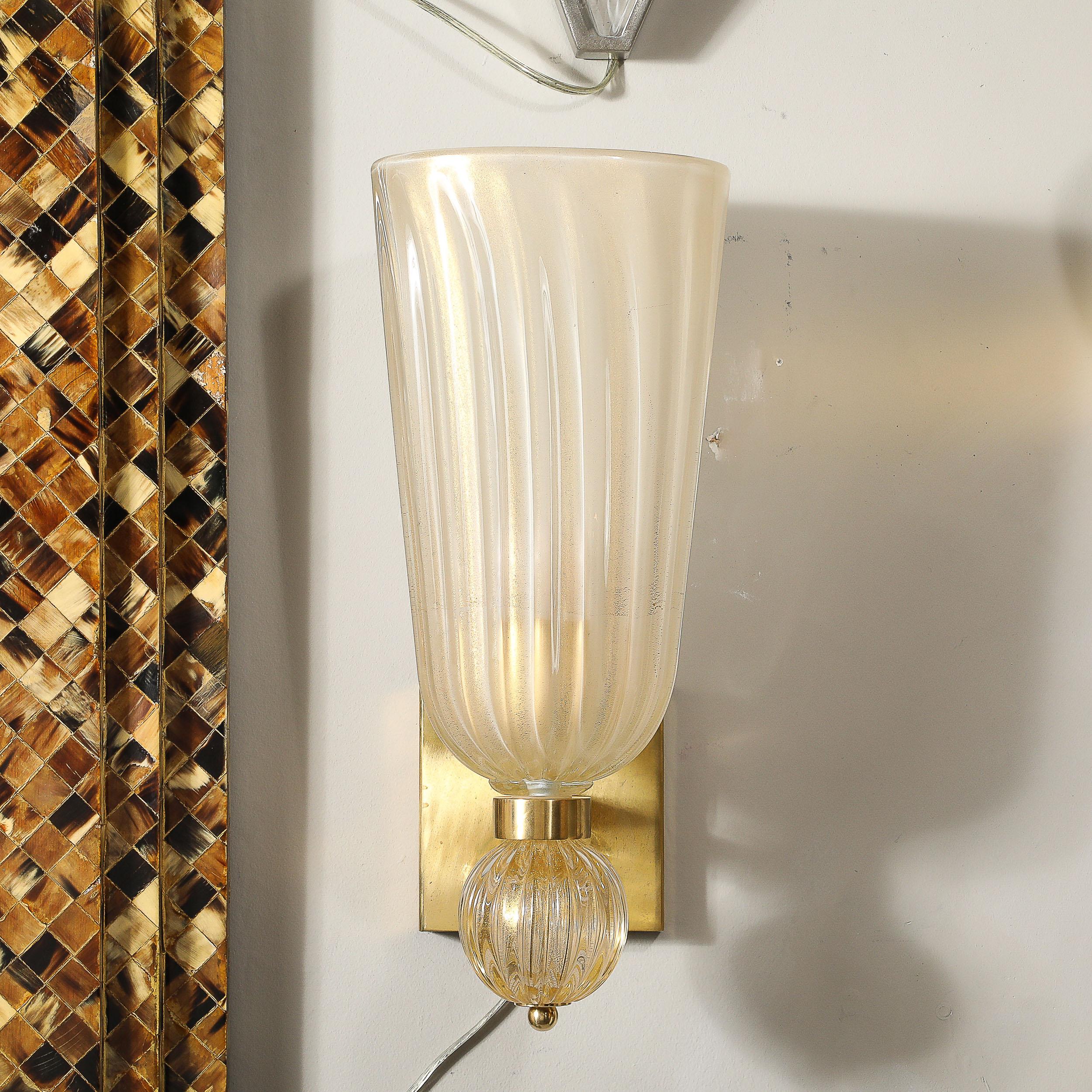 Applique moderniste in vetro di Murano soffiato a mano e ottone con scanalature in oro 24 carati in vendita 3