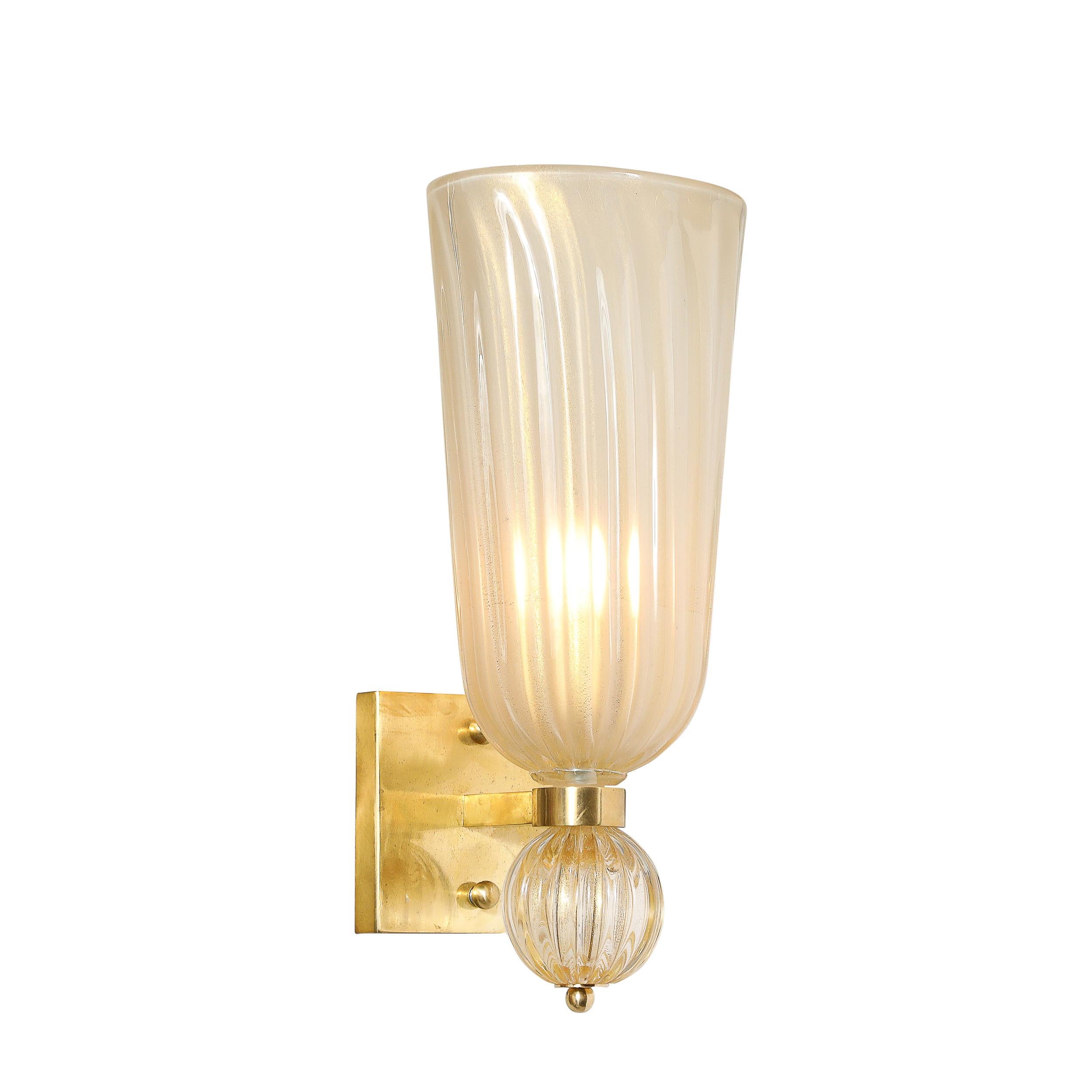 Moderno Applique moderniste in vetro di Murano soffiato a mano e ottone con scanalature in oro 24 carati in vendita
