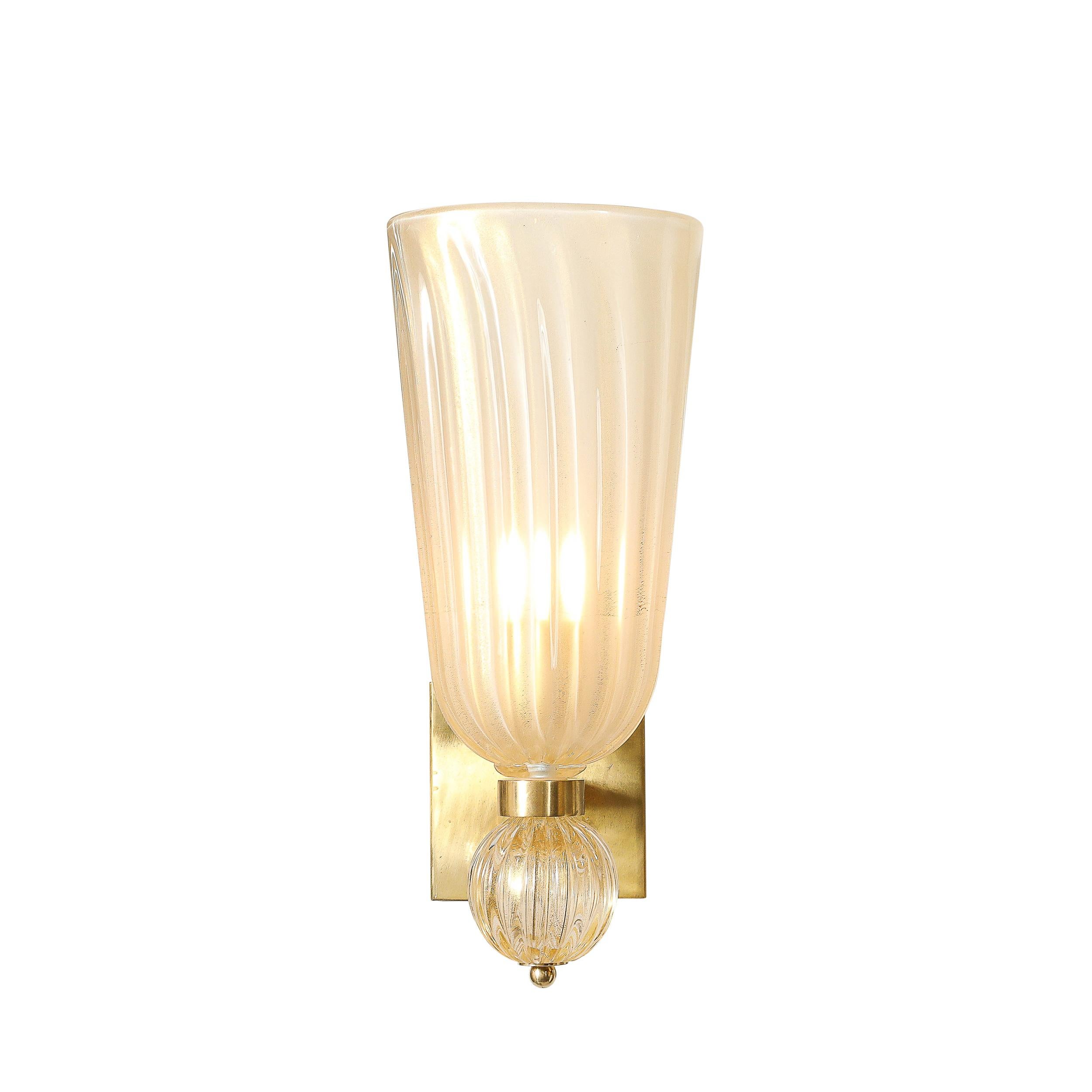 Italiano Applique moderniste in vetro di Murano soffiato a mano e ottone con scanalature in oro 24 carati in vendita