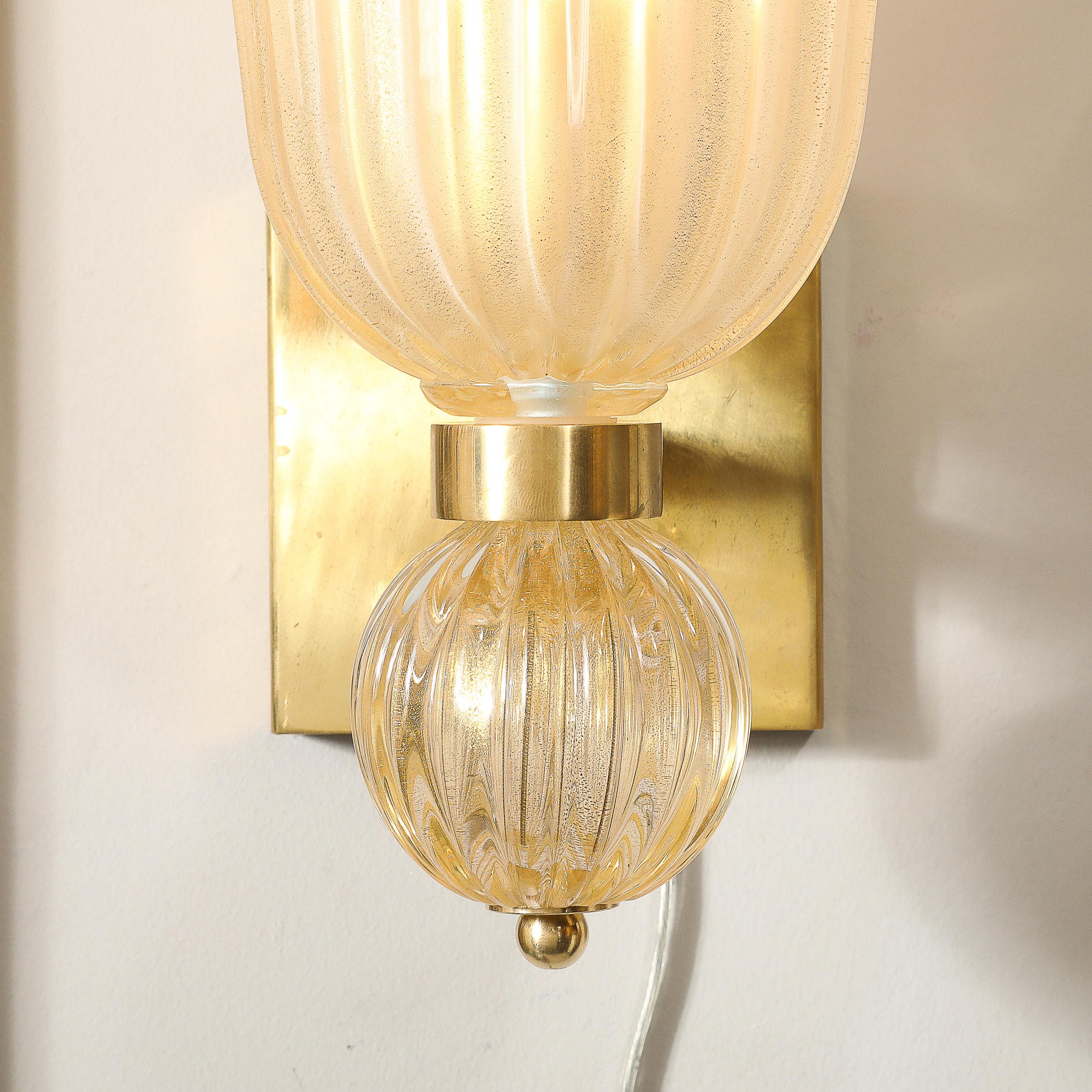 Applique moderniste in vetro di Murano soffiato a mano e ottone con scanalature in oro 24 carati In condizioni Nuovo in vendita a New York, NY