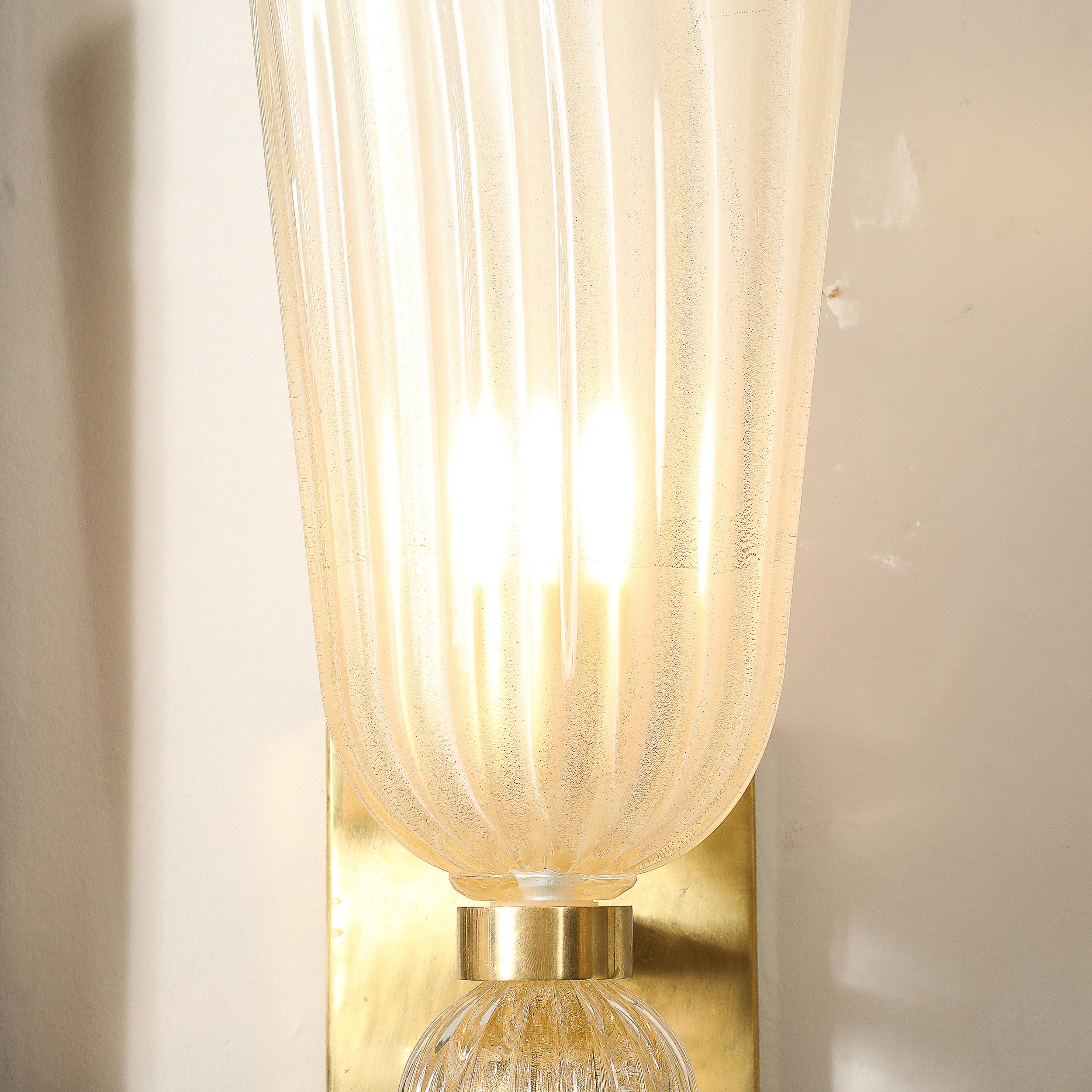 XXI secolo e contemporaneo Applique moderniste in vetro di Murano soffiato a mano e ottone con scanalature in oro 24 carati in vendita