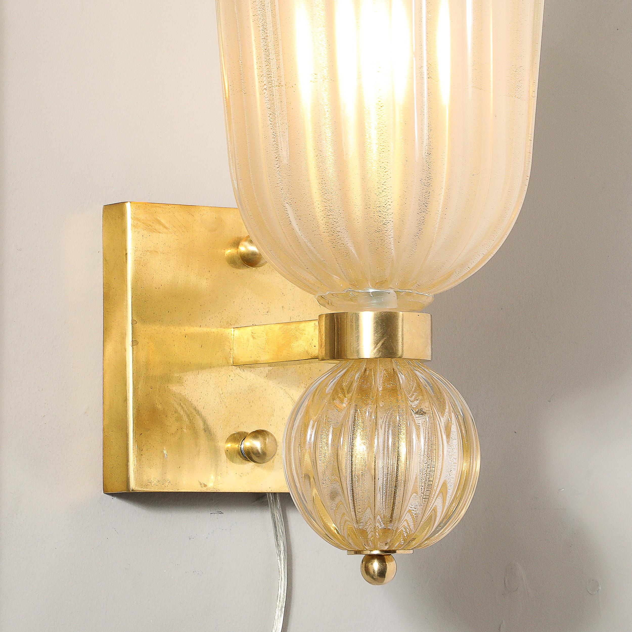 Oro Applique moderniste in vetro di Murano soffiato a mano e ottone con scanalature in oro 24 carati in vendita