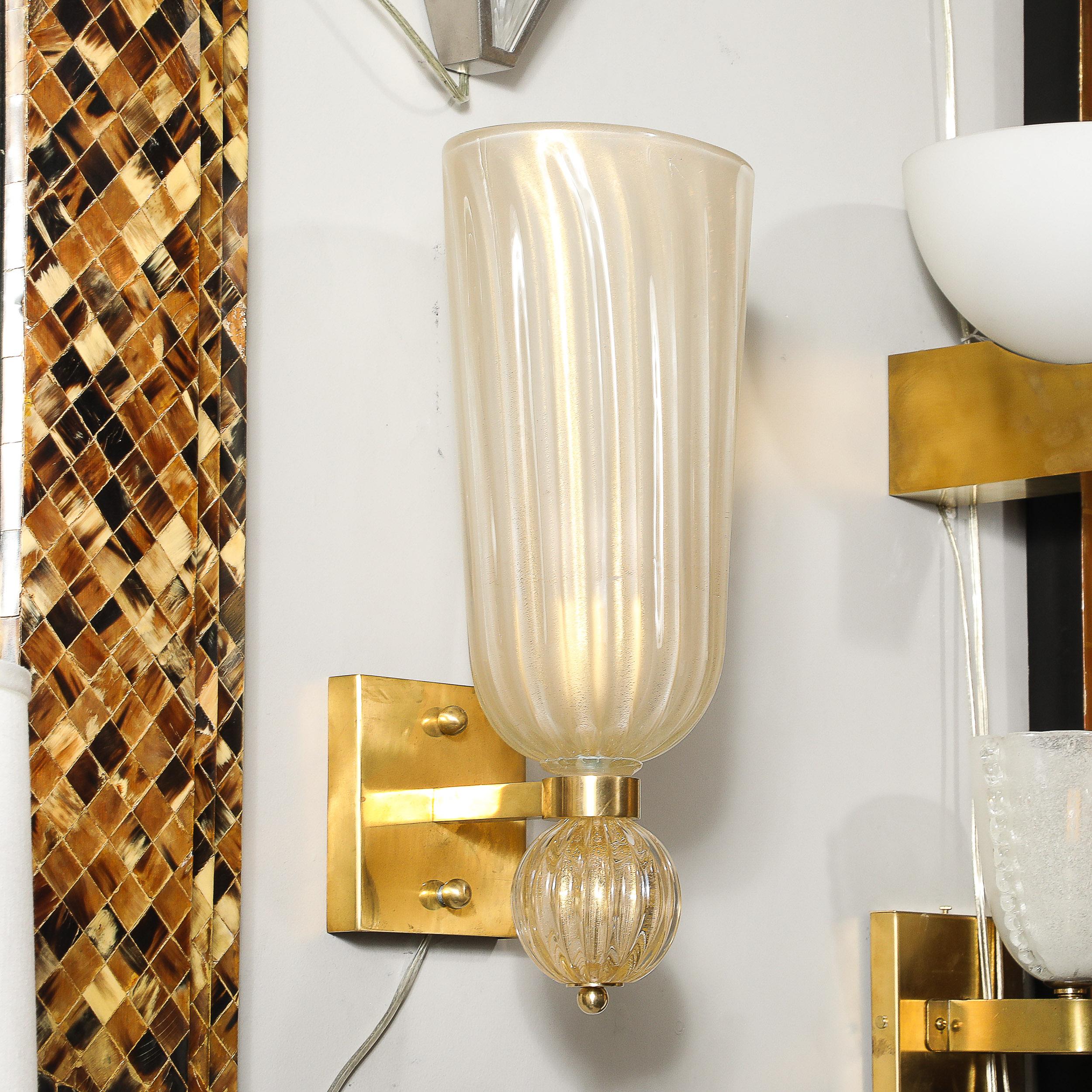 Applique moderniste in vetro di Murano soffiato a mano e ottone con scanalature in oro 24 carati in vendita 1