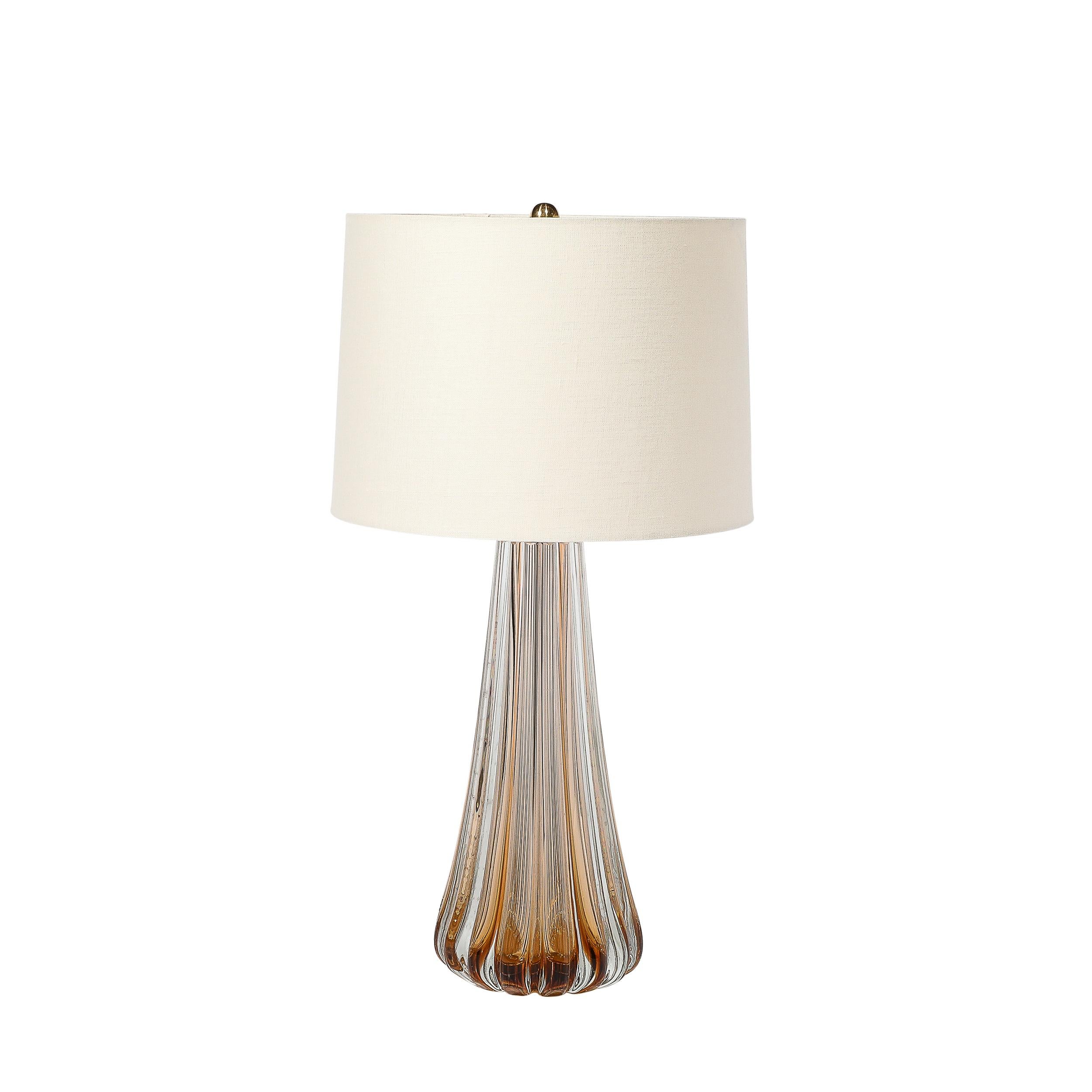 Dieses exquisit elegante Paar modernistischer mundgeblasener Murano-Glas-Tischlampen in geräuchertem Topas mit stilisierten geriffelten Details stammt aus Italien im 21. Jahrhundert. Die Leuchten haben einen Körper aus mundgeblasenem Murano-Glas in