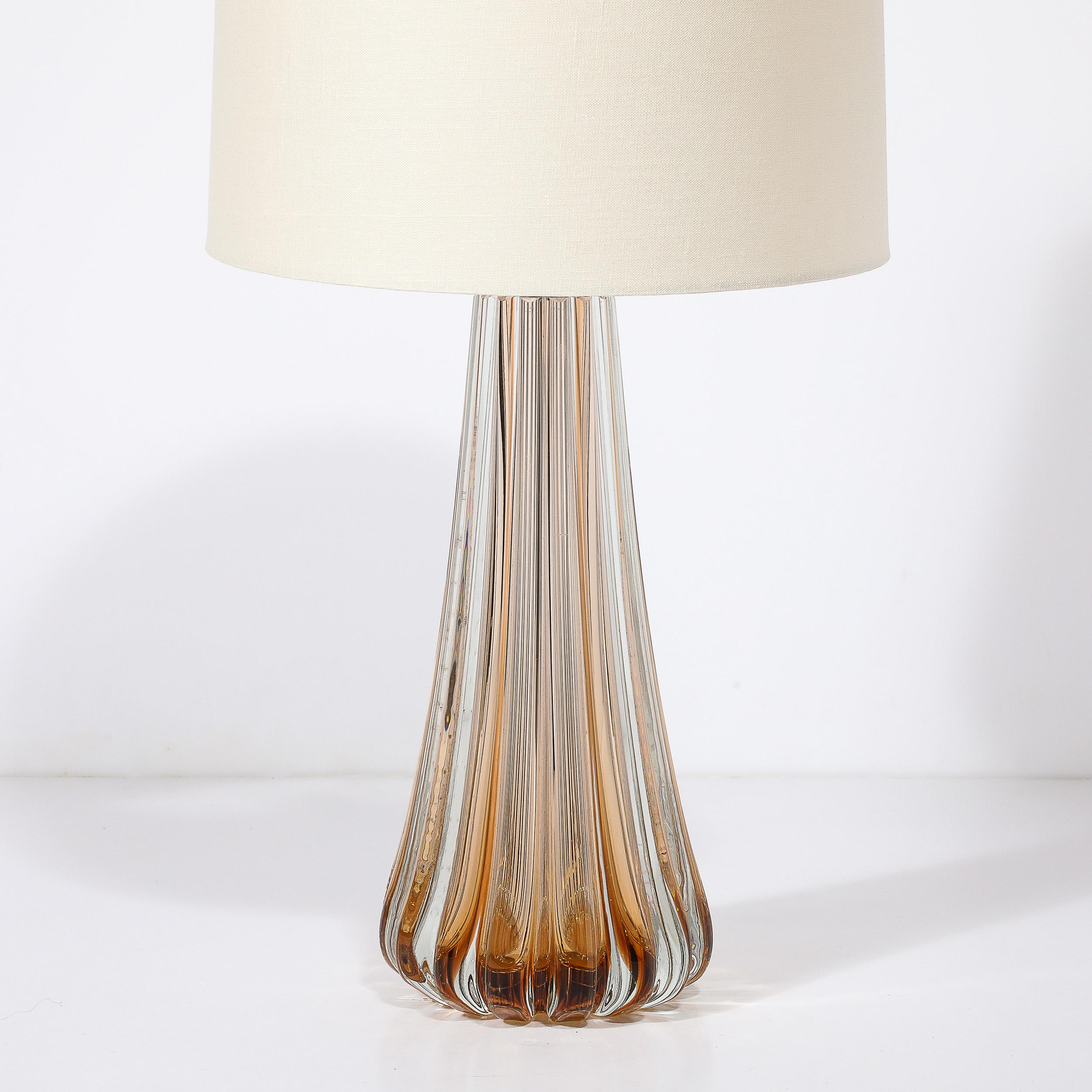 Modernistische mundgeblasene geriffelte Bernstein Murano Glas & Messing Tischlampen (Moderne) im Angebot