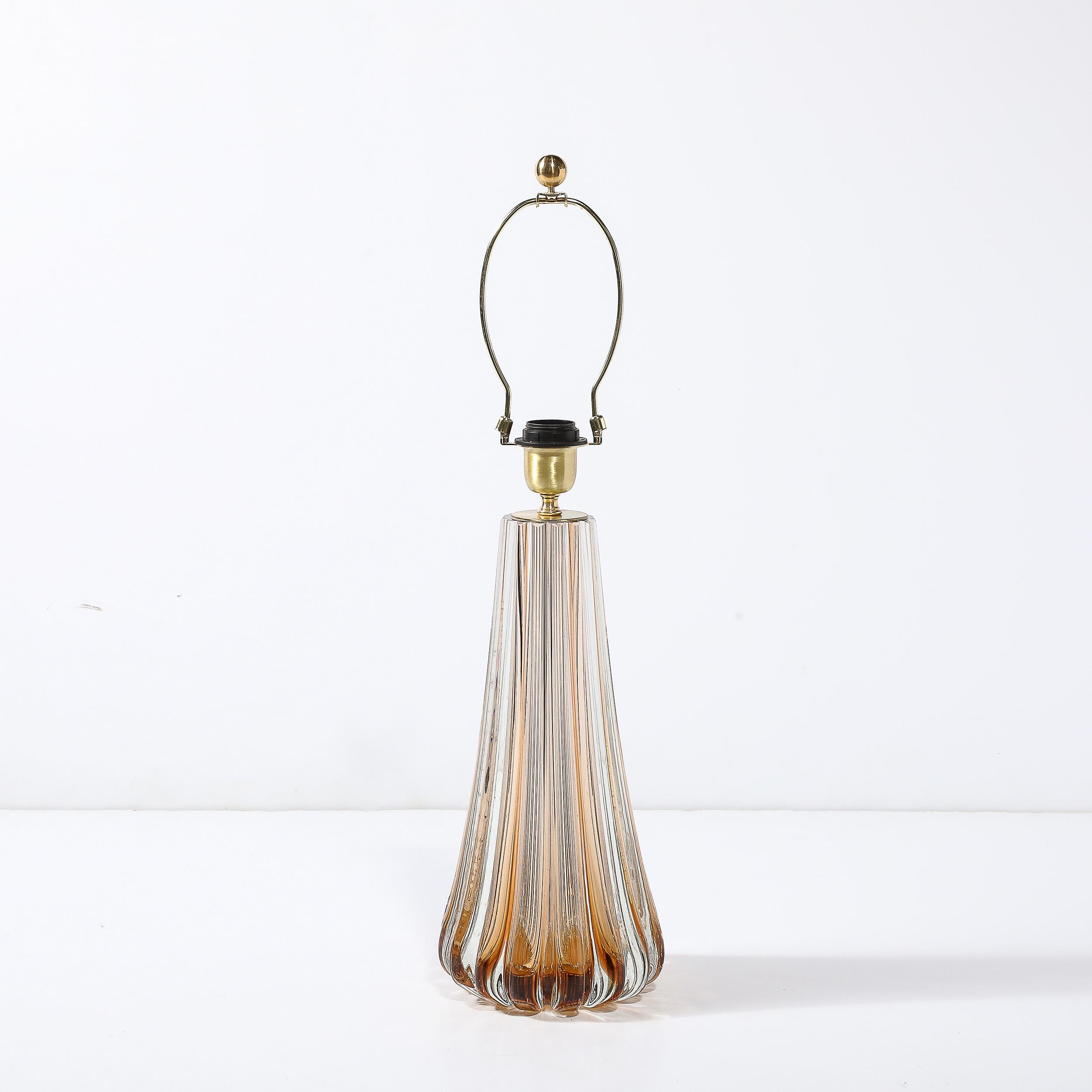 Modernistische mundgeblasene geriffelte Bernstein Murano Glas & Messing Tischlampen (Italienisch) im Angebot