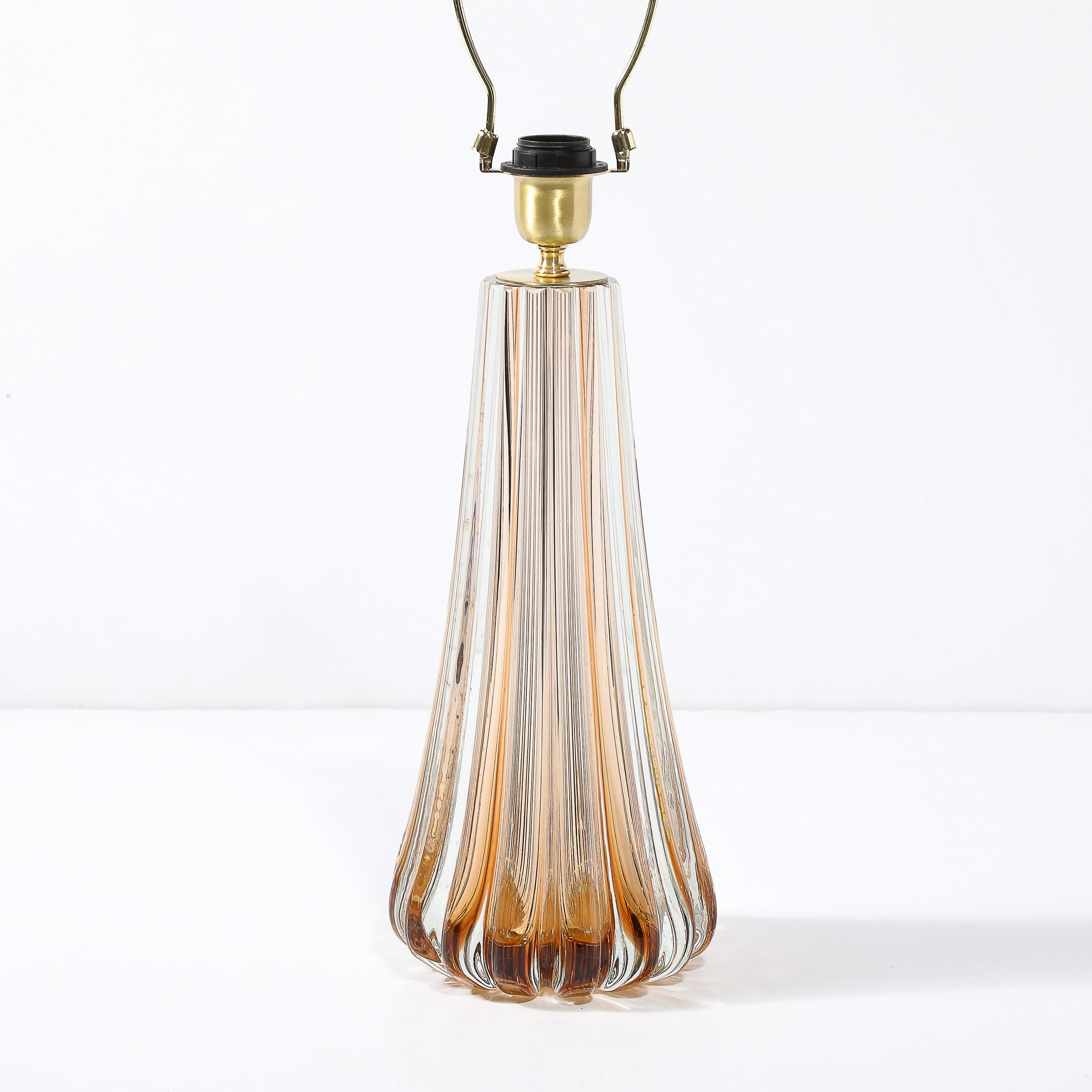 Modernistische mundgeblasene geriffelte Bernstein Murano Glas & Messing Tischlampen im Zustand „Neu“ im Angebot in New York, NY