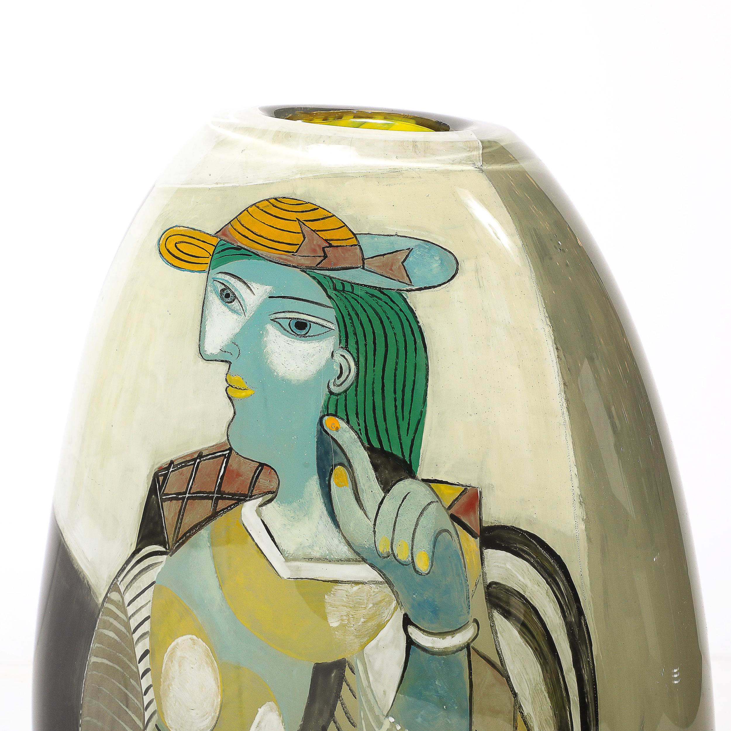Ce vase soufflé à la bouche par Ada Loumani est une œuvre d'art en verre moderniste. Il présente un motif distinctif inspiré de Picasso et allie harmonieusement le savoir-faire artisanal et l'expression artistique. Créée en France vers 1980, cette