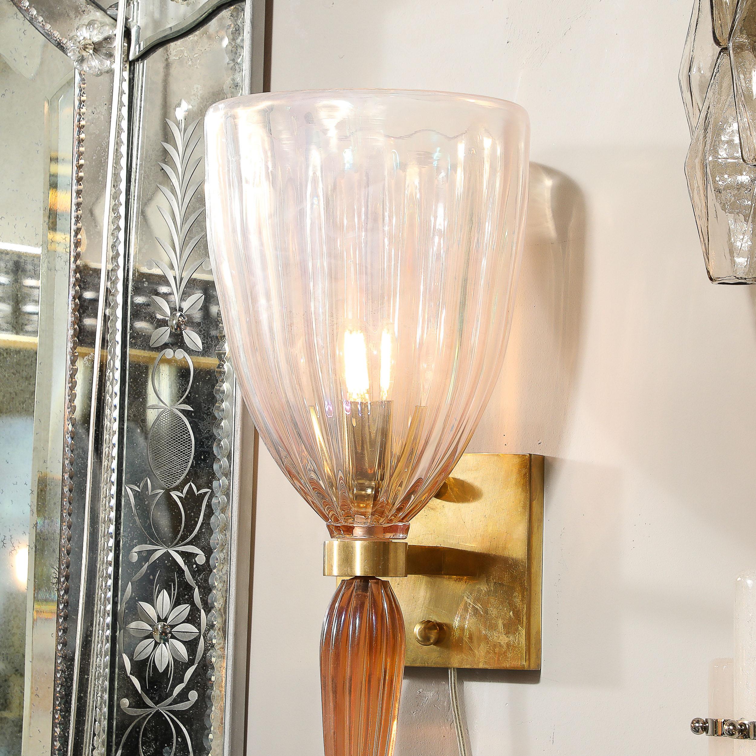 Apliques acanalados modernistas de cristal de Murano rosa iridiscente soplado a mano c/ gota de espiga Latón