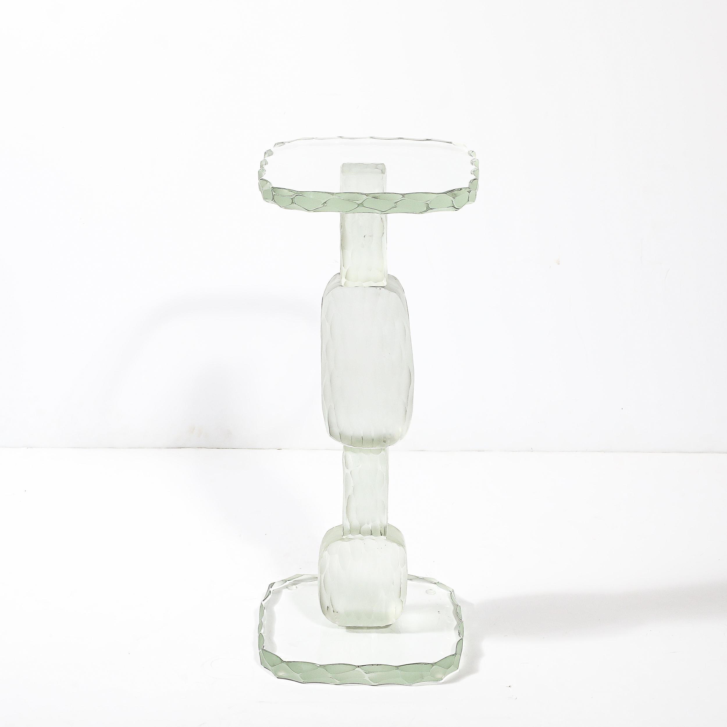 Dieser atemberaubende modernistische mundgeblasene Murano Battuto Glass Sculptural Drinks/End Table stammt aus dem Italien des 21. Die Oberfläche und der Sockel dieses Stücks bestehen aus transparenten, mundgeblasenen Murano-Glasplatten mit einer