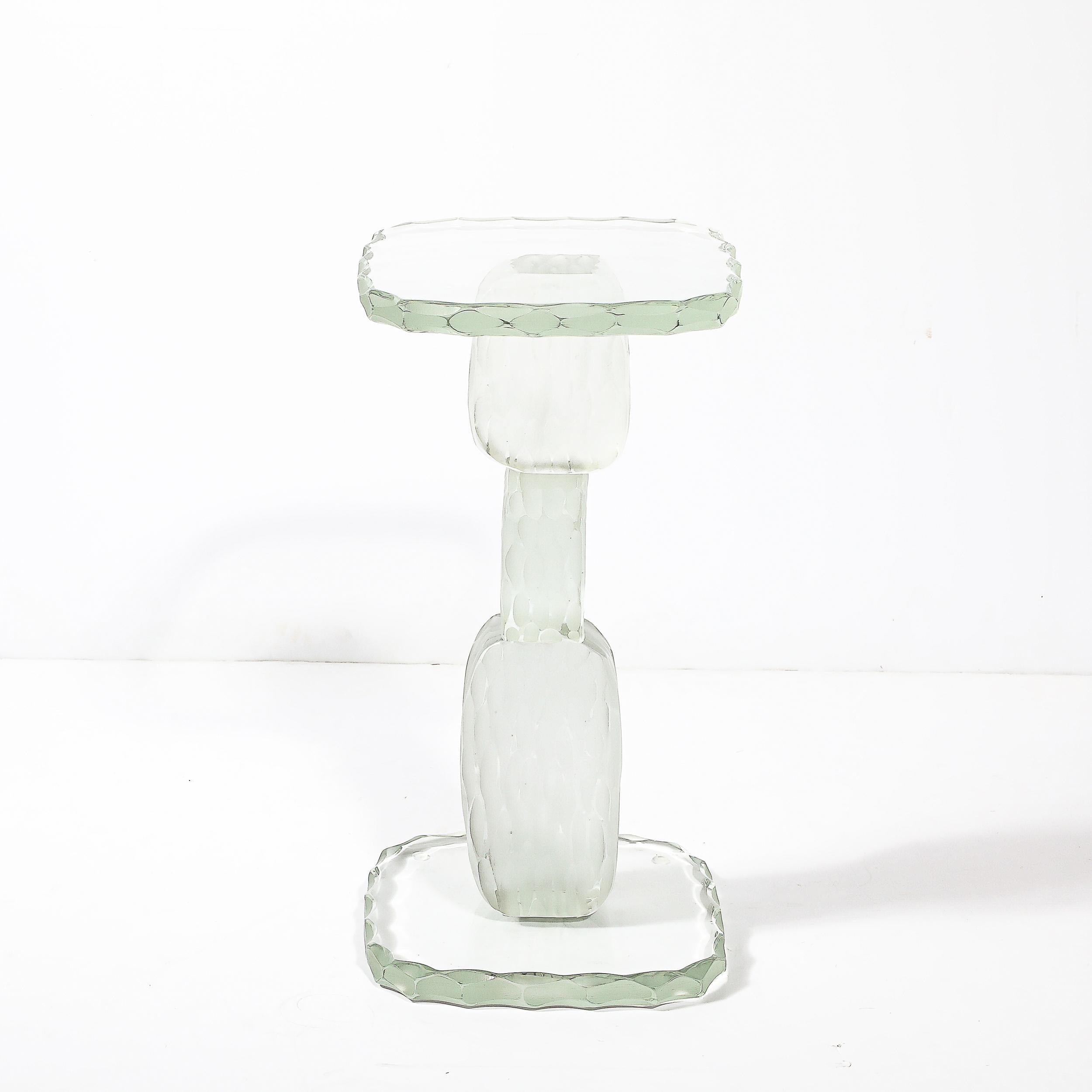 Cette époustouflante table à boire/sortie sculpturale en verre de Murano Battuto soufflé à la main provient d'Italie au cours du 21e siècle. Cette pièce présente une surface supérieure et une base formées de plaques transparentes de verre de Murano