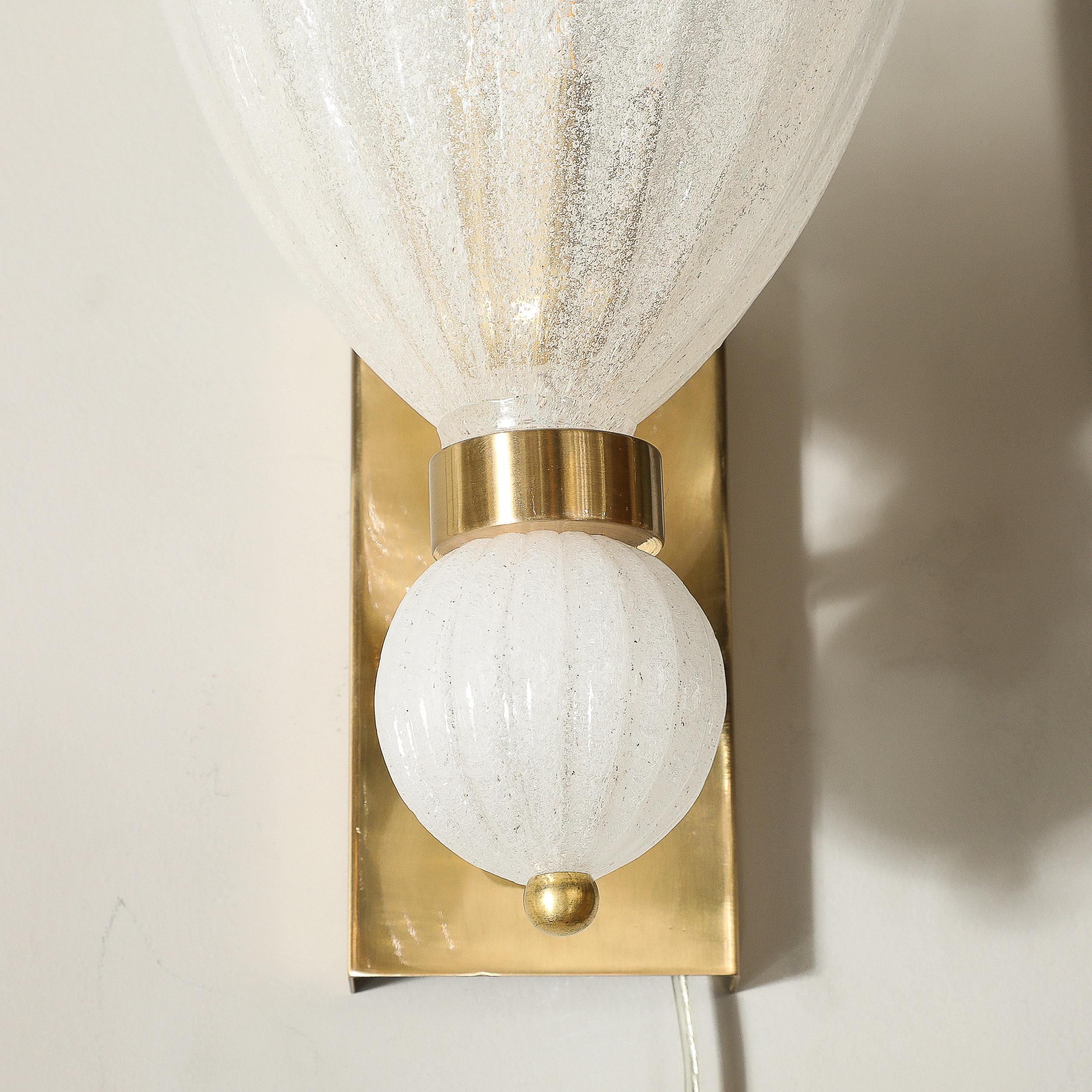 Applique moderniste in vetro di Murano soffiato a mano con scanalature e goccia orbitale in vendita 7
