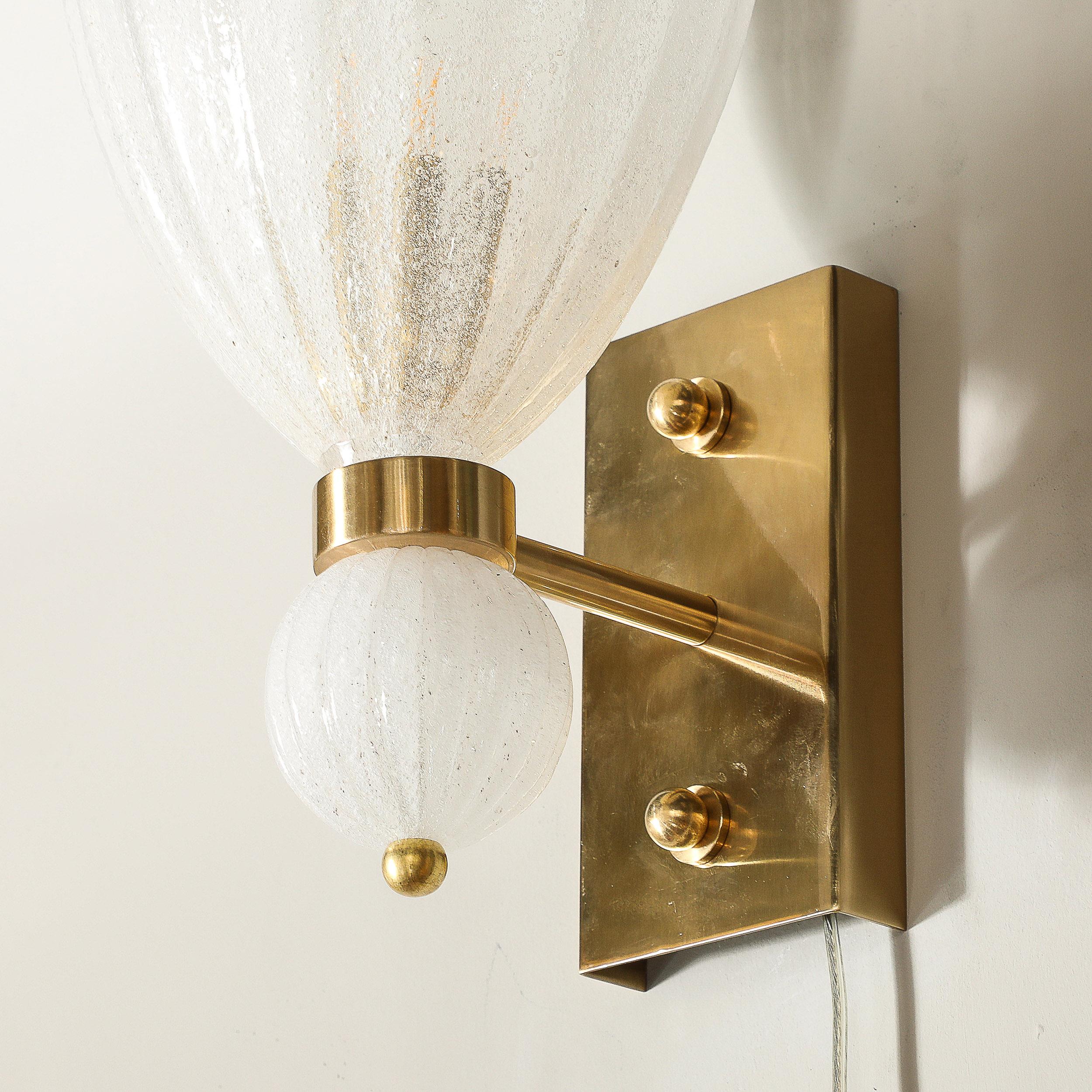Applique moderniste in vetro di Murano soffiato a mano con scanalature e goccia orbitale in vendita 12