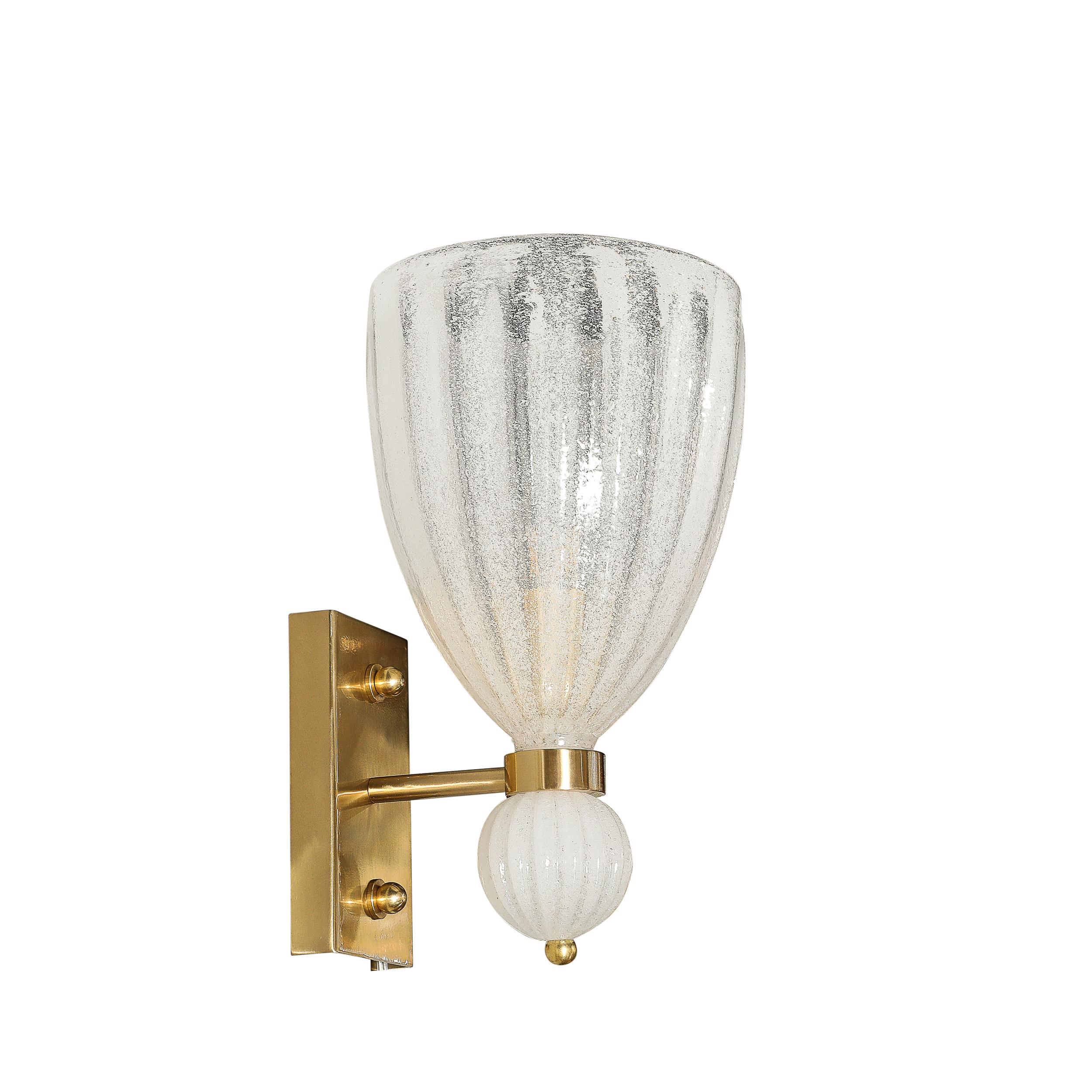 Moderno Applique moderniste in vetro di Murano soffiato a mano con scanalature e goccia orbitale in vendita