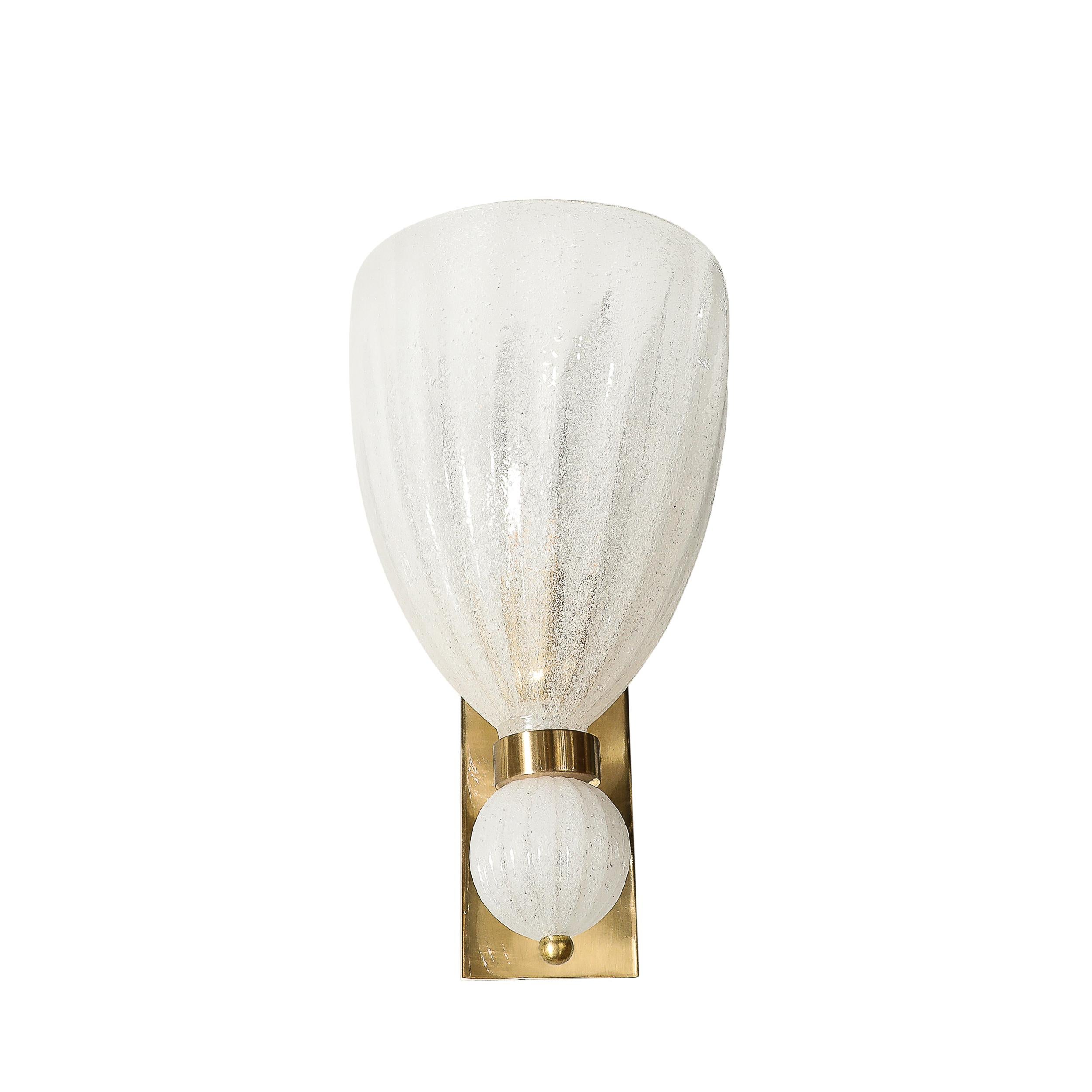 Italiano Applique moderniste in vetro di Murano soffiato a mano con scanalature e goccia orbitale in vendita