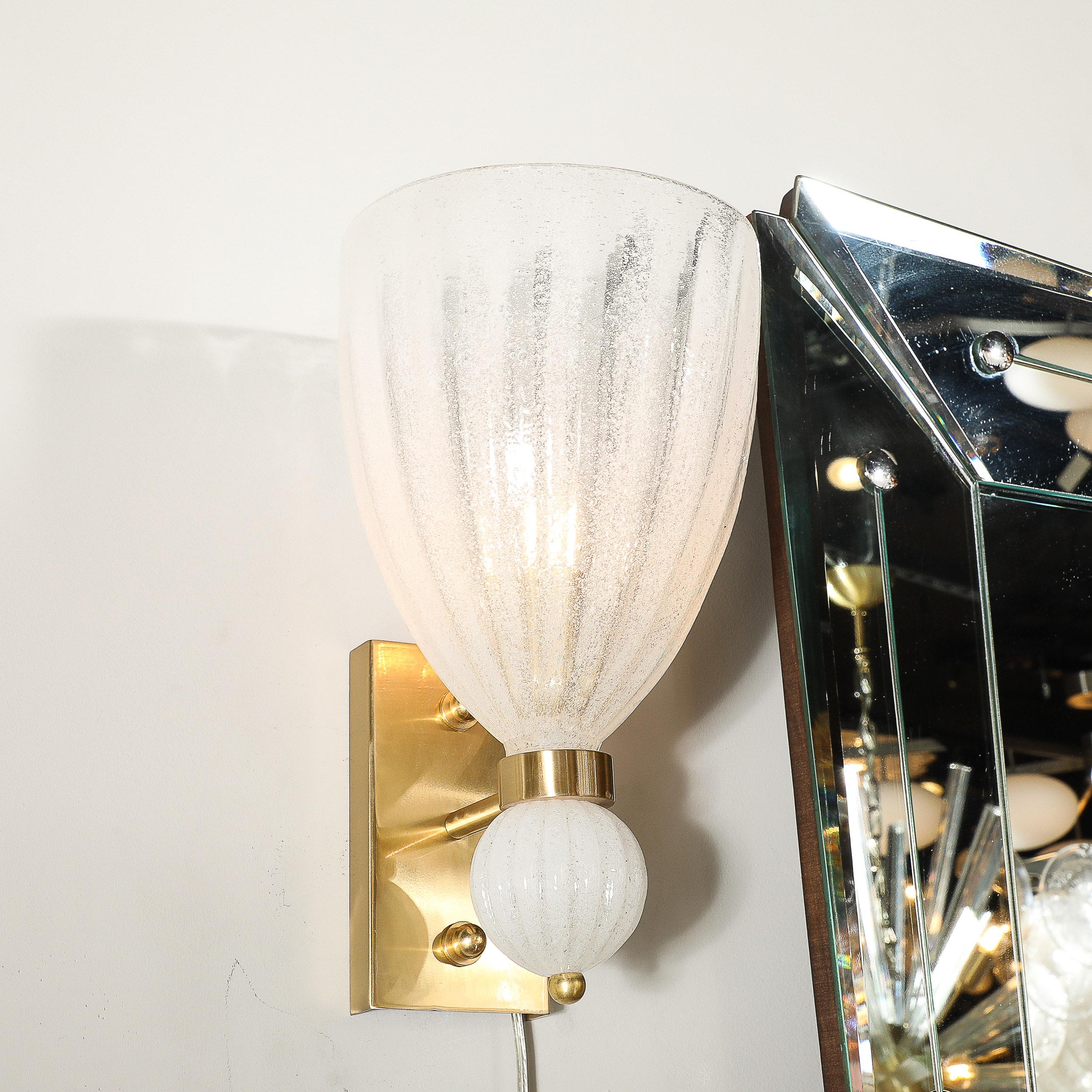 Ottone Applique moderniste in vetro di Murano soffiato a mano con scanalature e goccia orbitale in vendita