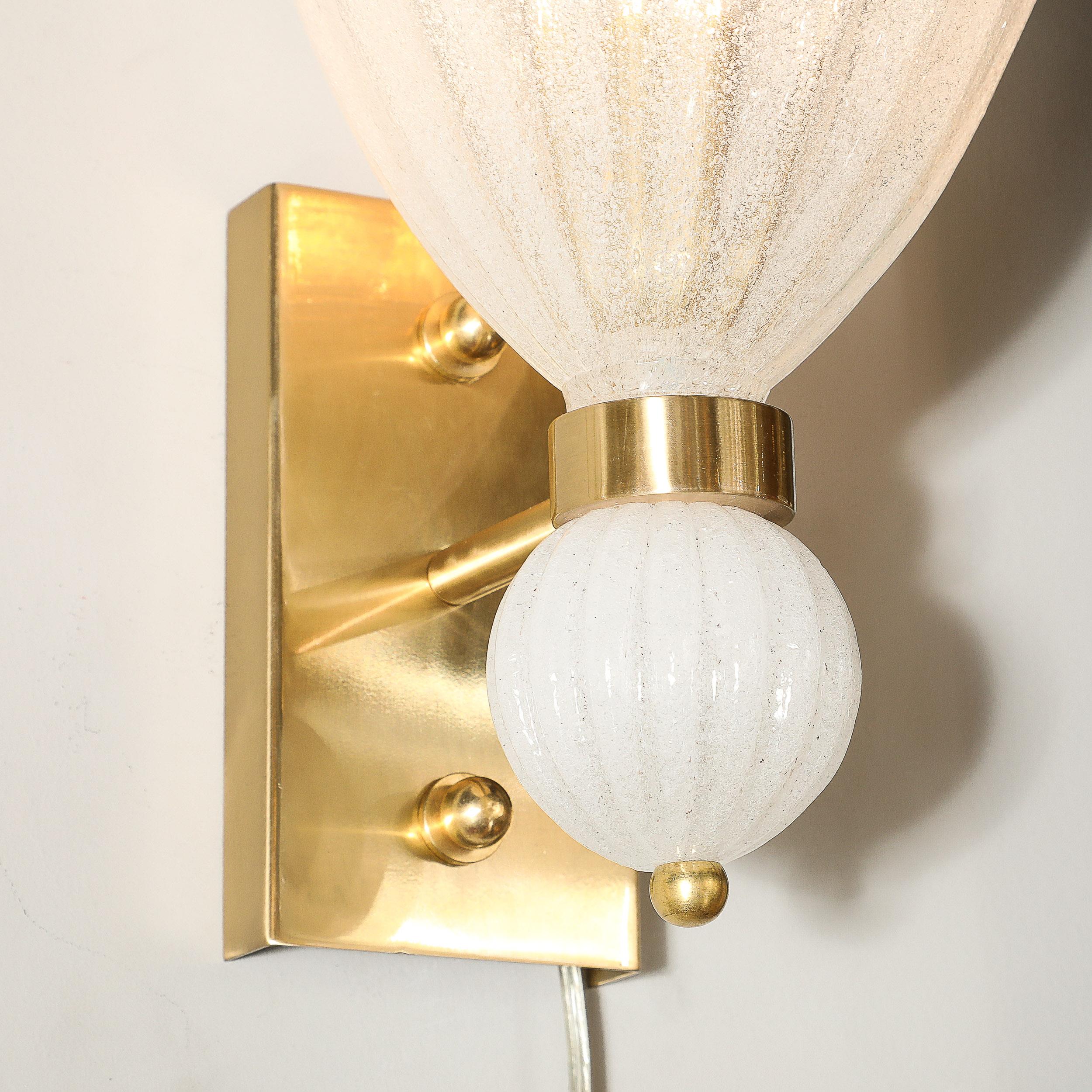 Applique moderniste in vetro di Murano soffiato a mano con scanalature e goccia orbitale in vendita 1