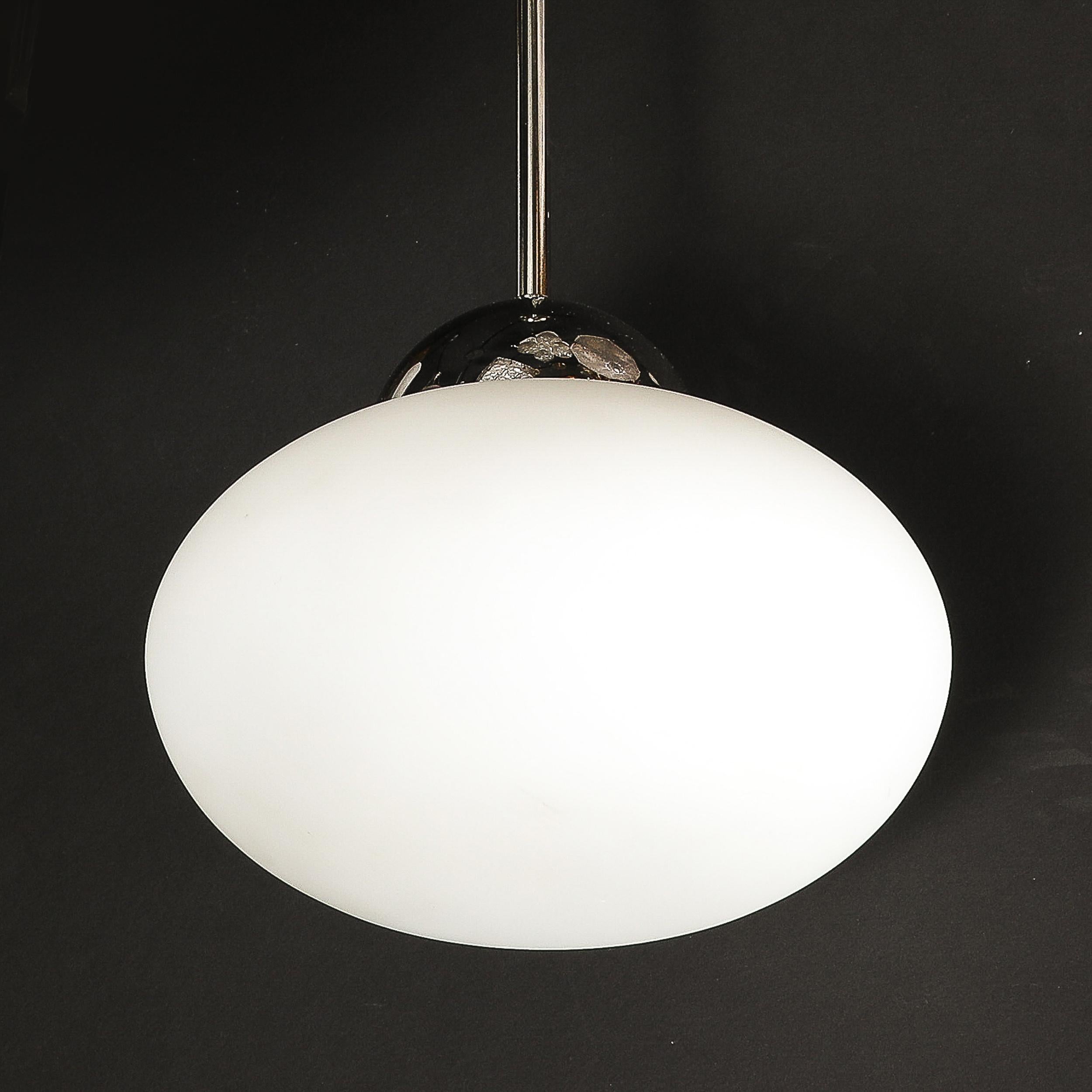 Lustre moderne à pendentifs en forme de globe givré, soufflé à la main à Murano, avec accessoires chromés en vente 6