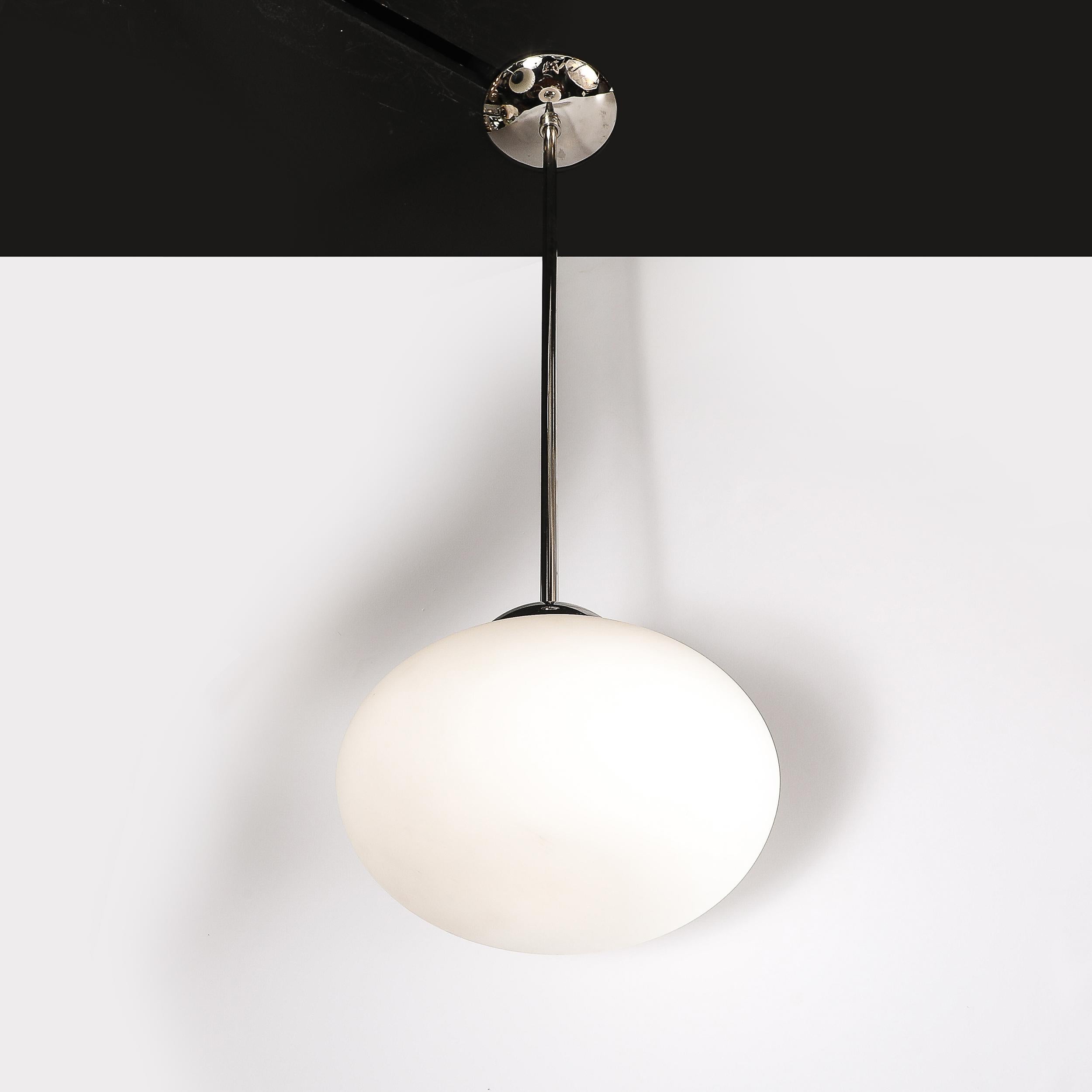 XXIe siècle et contemporain Lustre moderne à pendentifs en forme de globe givré, soufflé à la main à Murano, avec accessoires chromés en vente