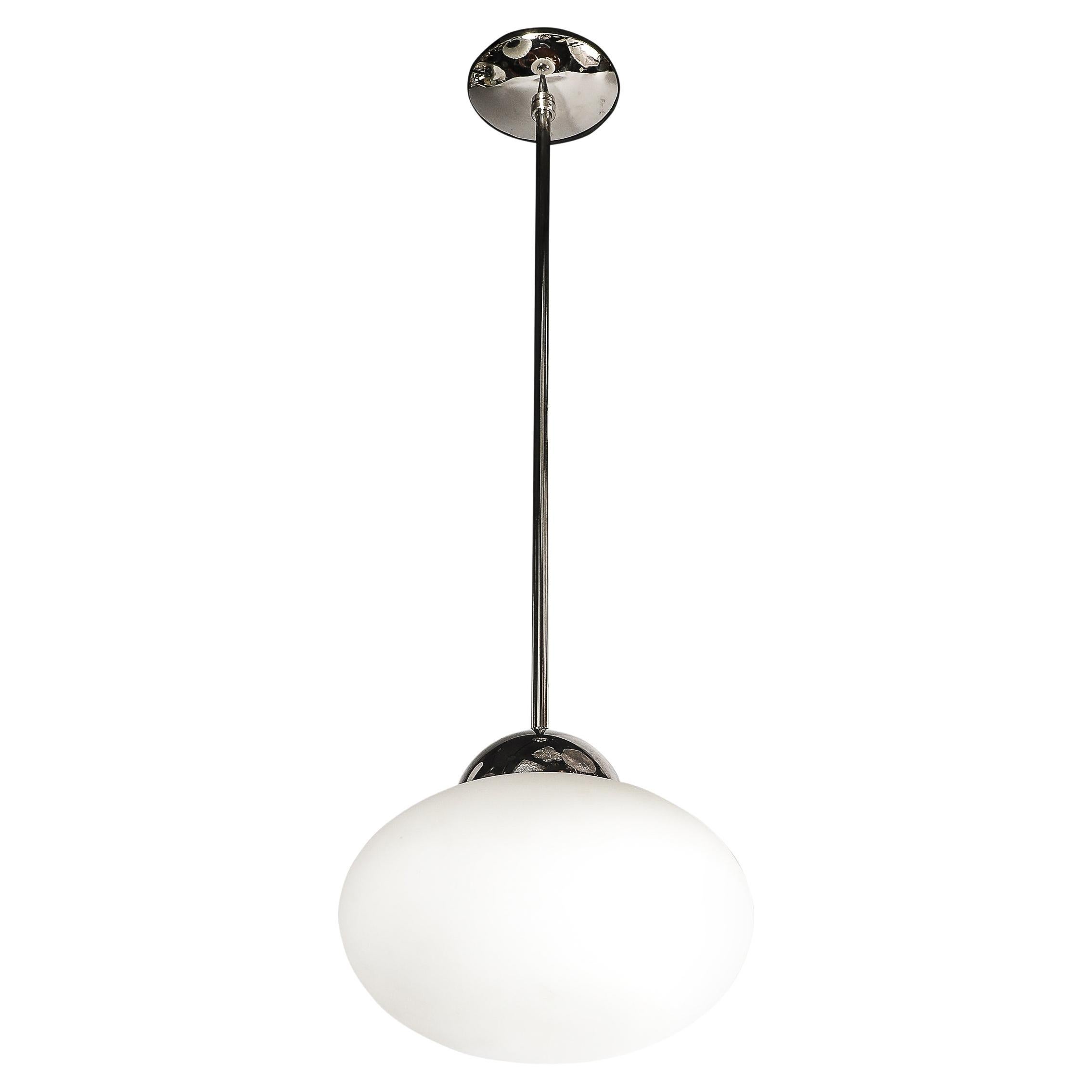 Lustre moderne à pendentifs en forme de globe givré, soufflé à la main à Murano, avec accessoires chromés en vente